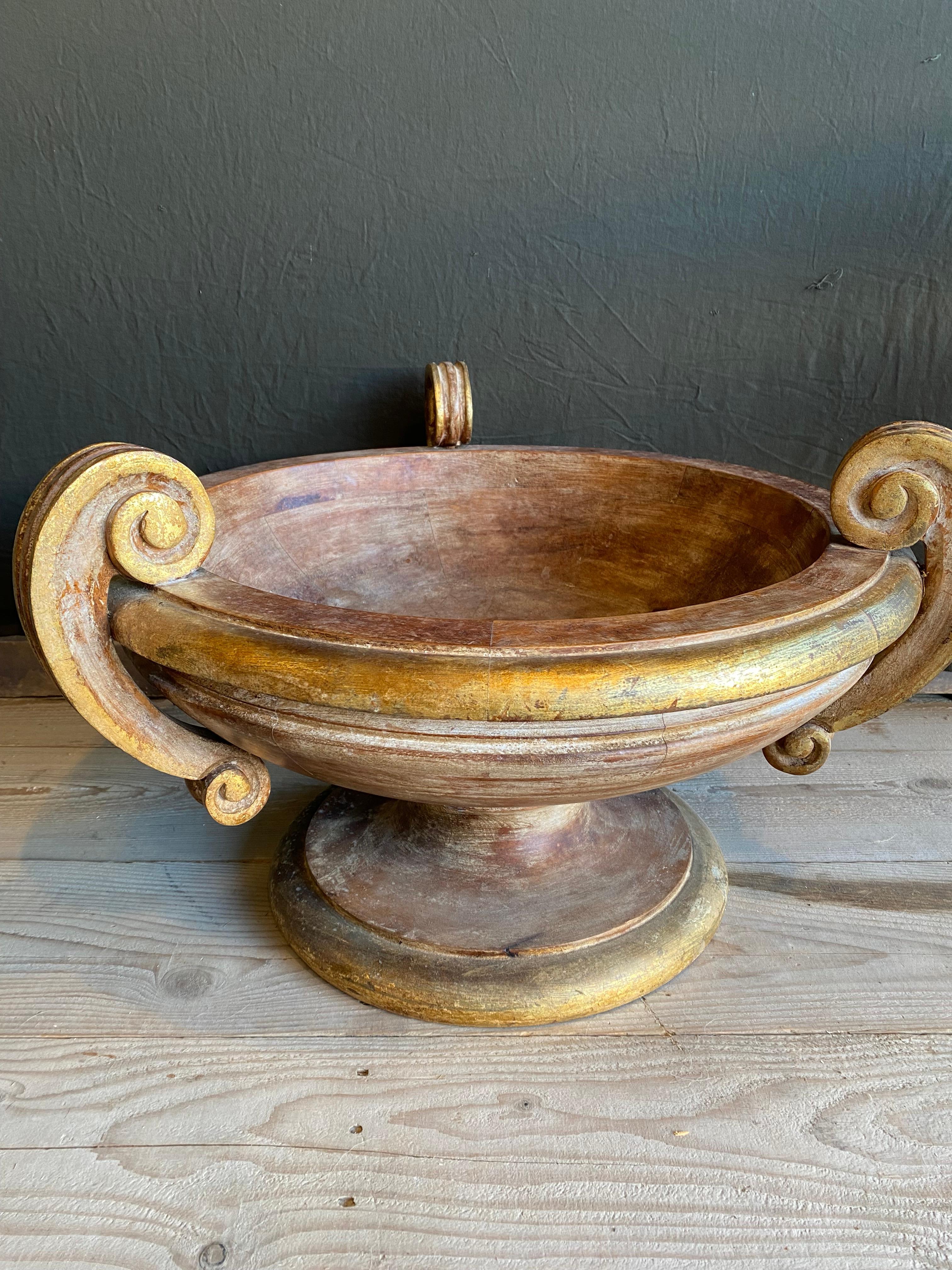 Gilt copper-gilded wooden basin