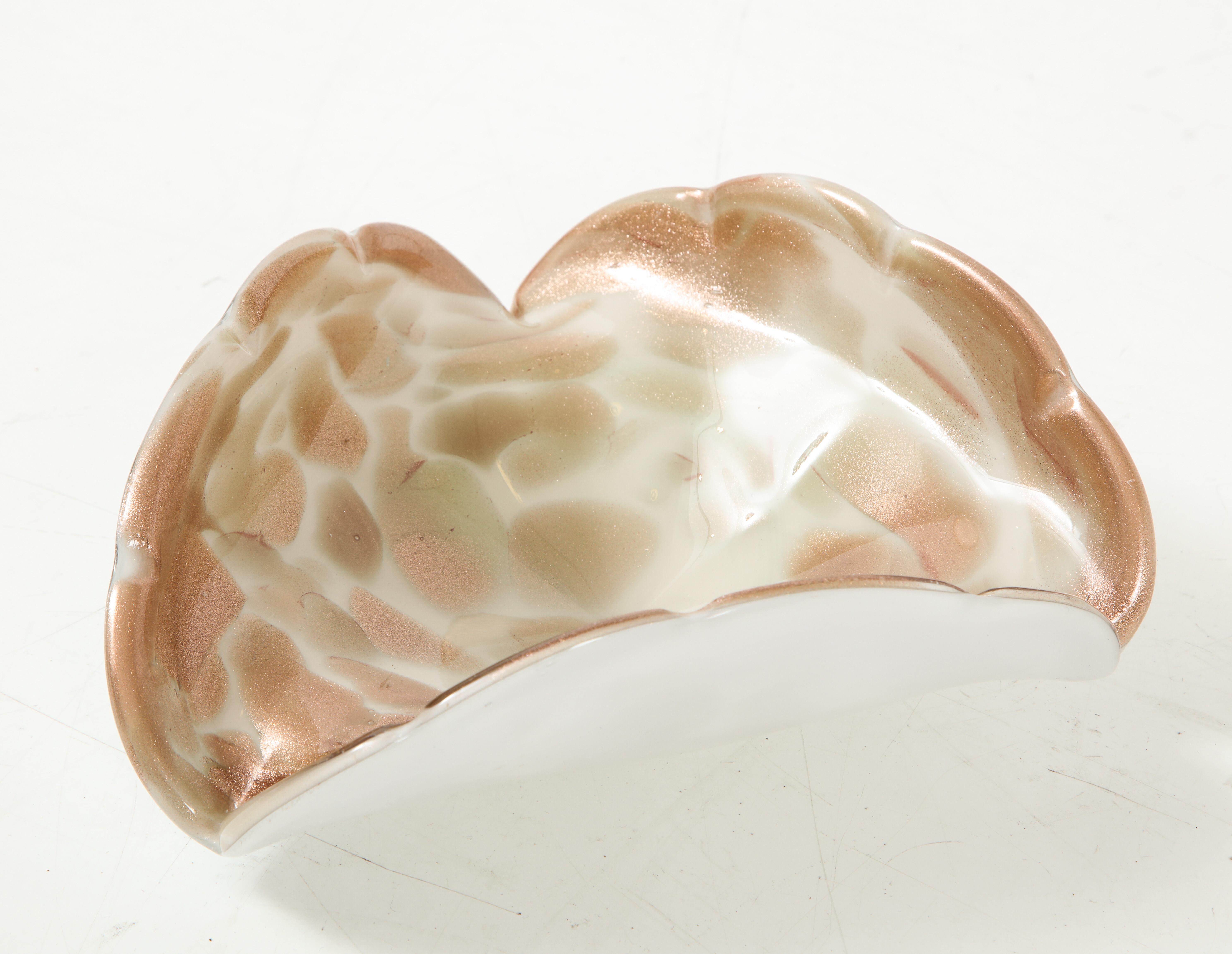 Wellenförmiges Gefäß aus Muranoglas in weißem Glas mit Kupfer- und Goldeinschlüssen im Inneren.