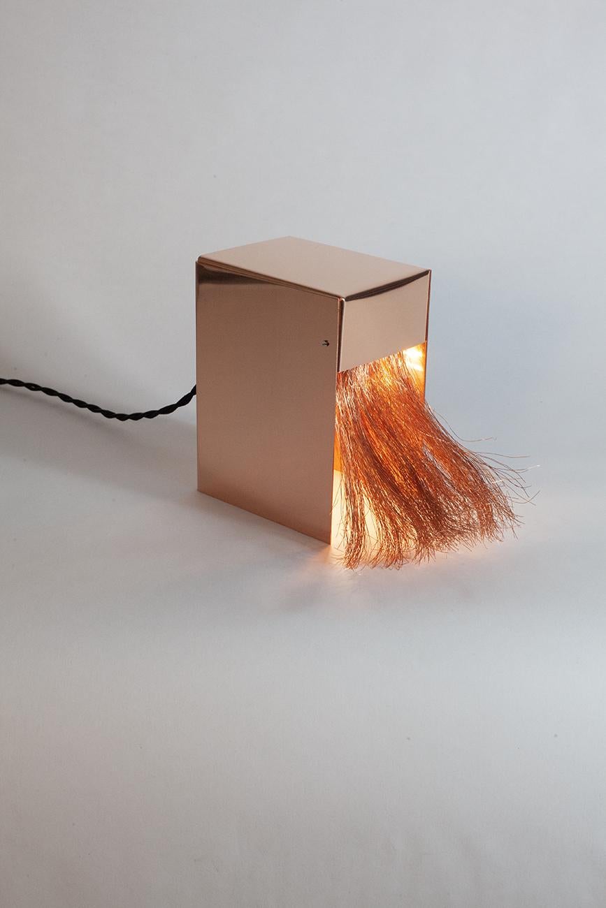 Eine neue Tischlampe aus Kupferblech, handgefertigt von der dänischen Künstlerin Christine Roland. Die Kupferhaarlampe ist die erste in einer Serie von zehn Metallarbeitslampen. Das Lampengehäuse und der Schirm werden von Hand gebogen und das