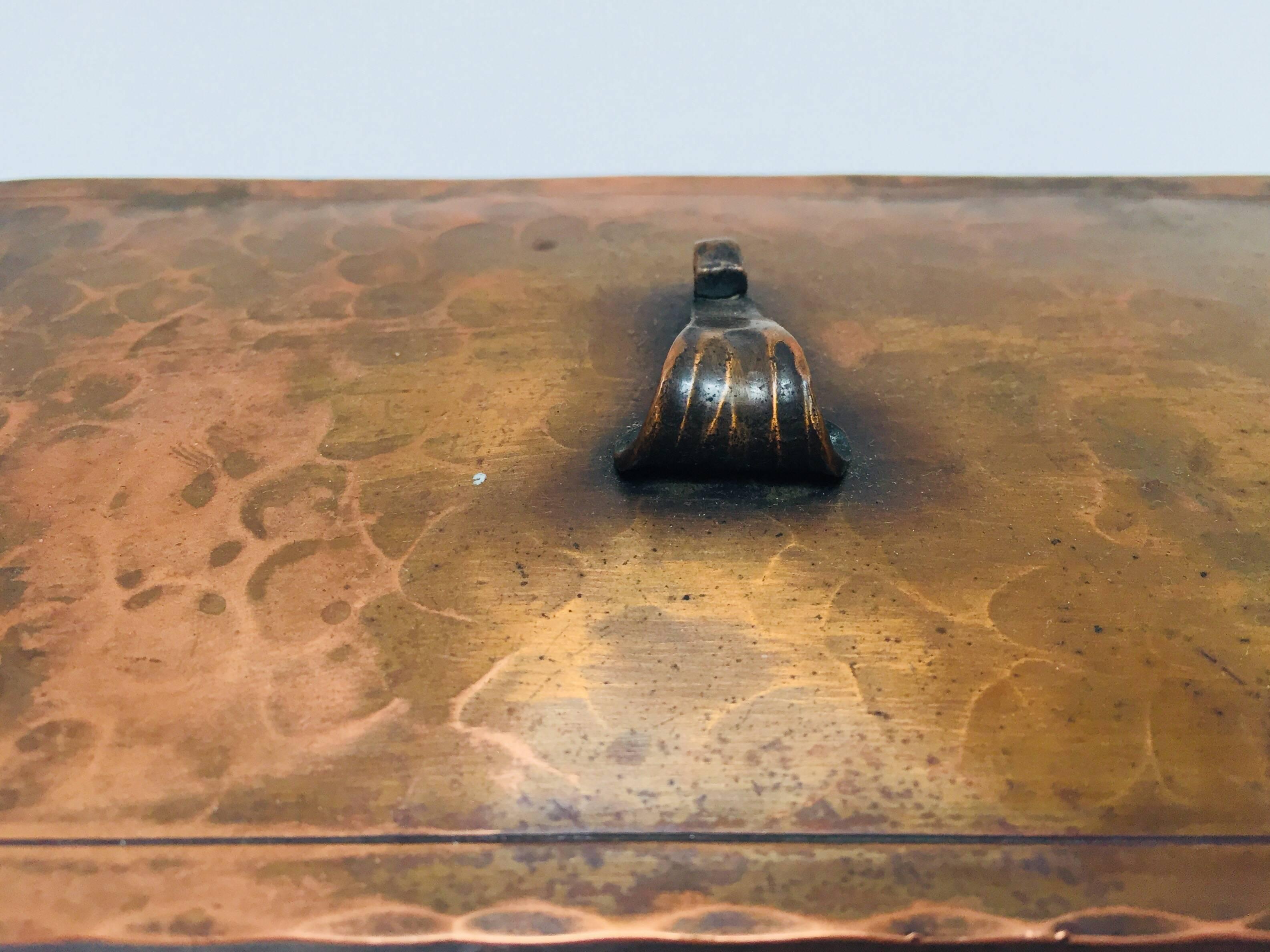 Copper metal Brutalist rectangular lidded box.
Hammered copper, interior is lined with wood in three compartments to store playing cards or cigarettes.
Small and simple and a perfect example of the Brutalist style.
Great for any table or desk.