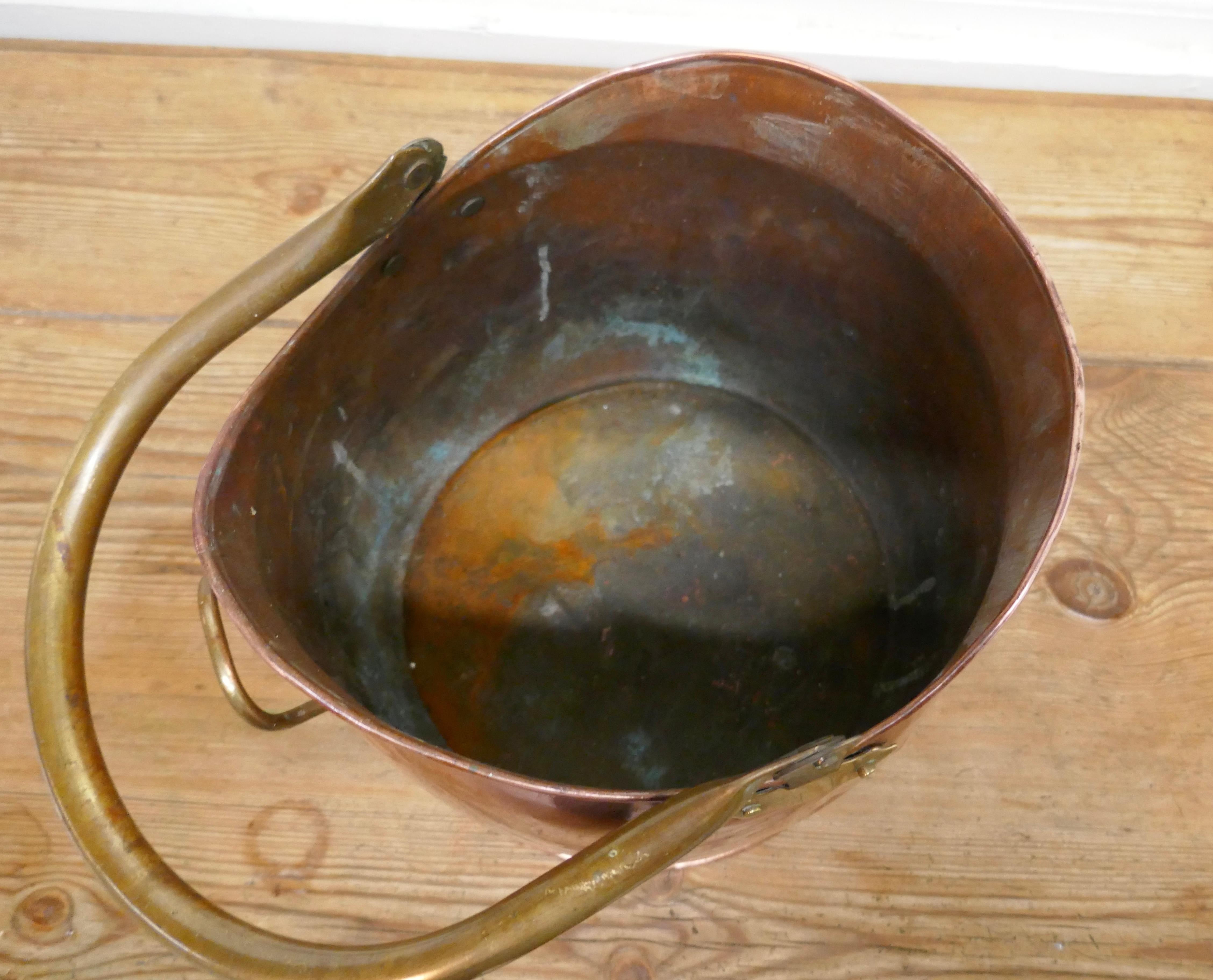 Bouteille de charbon casque en cuivre Bon état - En vente à Chillerton, Isle of Wight