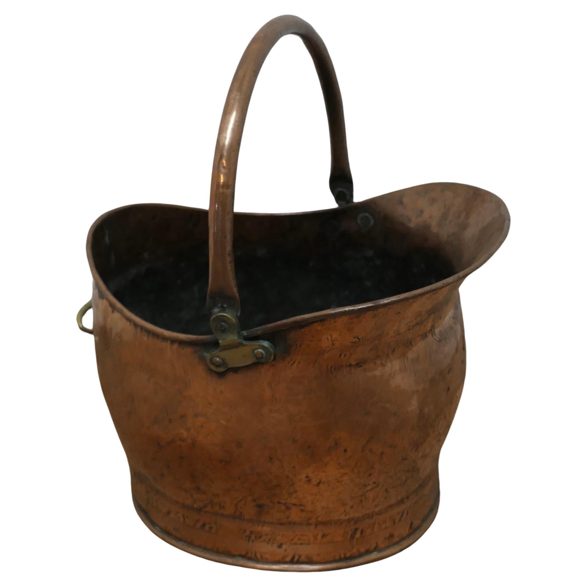 Casque de cuivre Scuttle de charbon   Ce seau est un casque de forme très attrayante  en vente