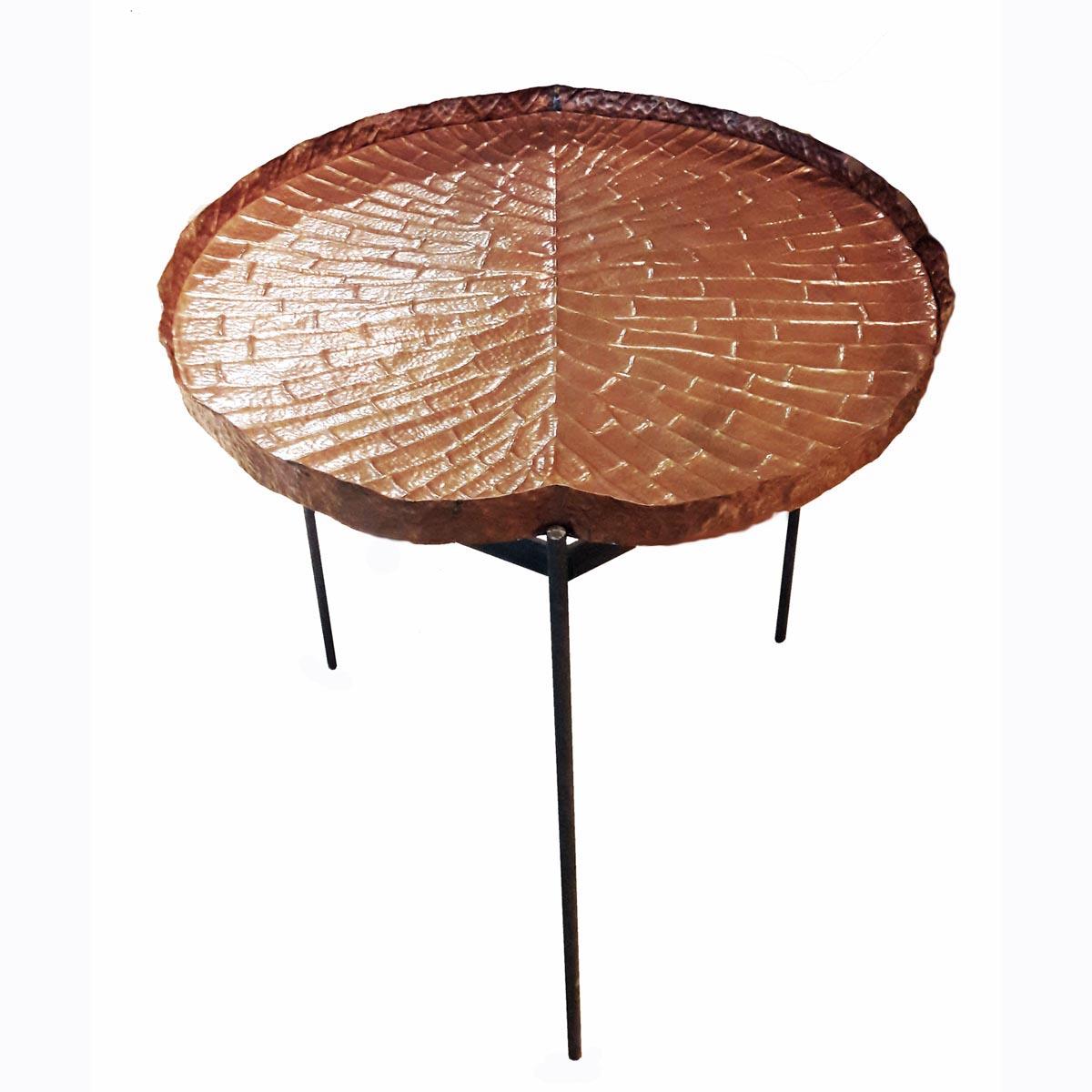 Repoussé Table à plateau haut en cuivre martelé en vente