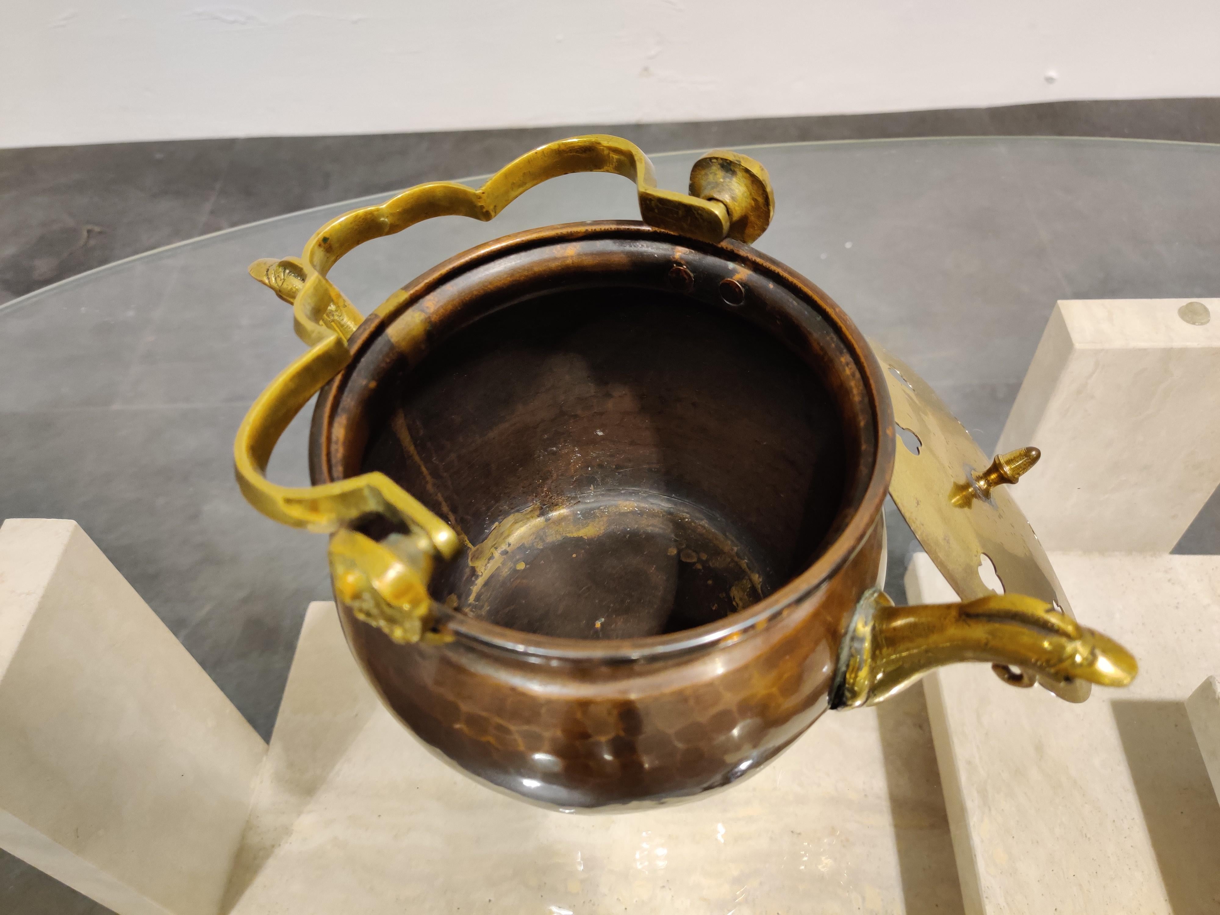 Beautifully decorated copper ice bucket with a brass cover and handle.

Nice details, beautiful decorative piece.

1950s, Belgium

Dimensions:
Height 24cm/9.44