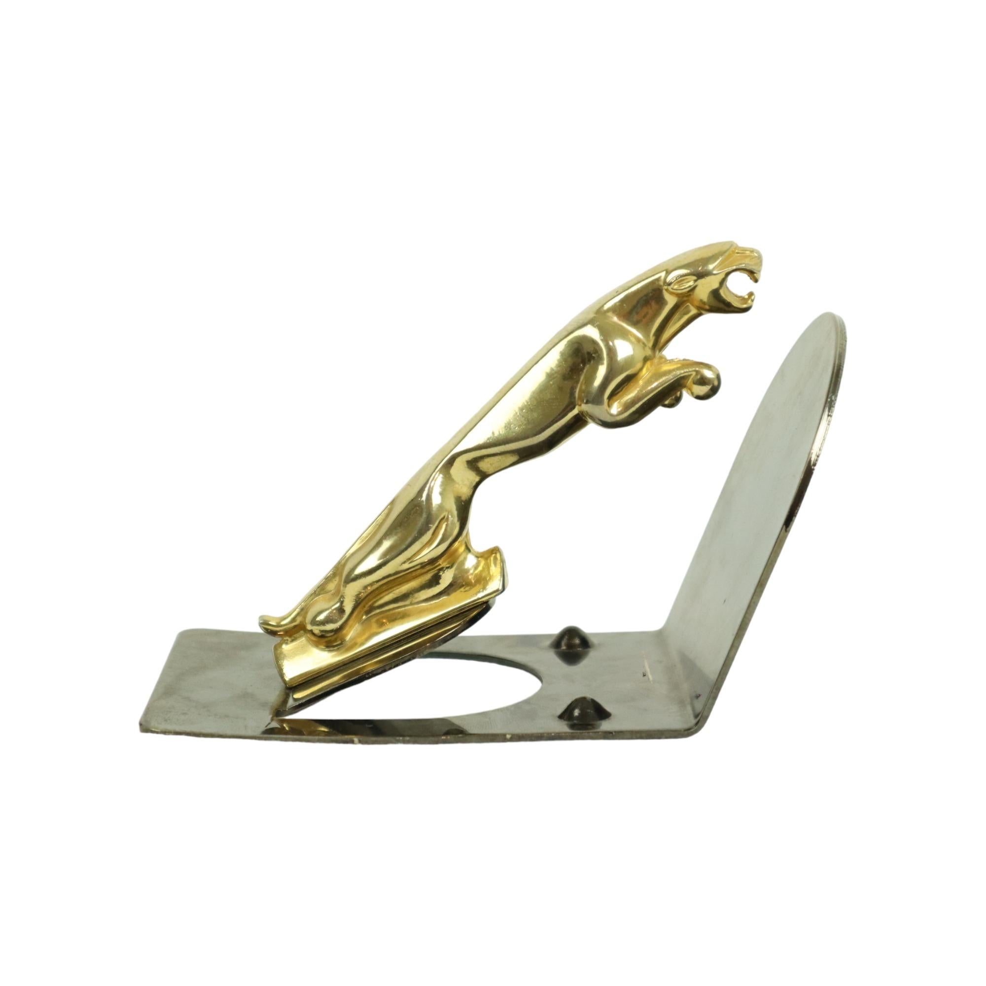 Authentic copper jaguar emblem, mascot on metal base, car ornament, made of solid brass, nice as a paperweight or as a decorative piece on a desk, collector's item for lovers or owners of Jaguar cars.

In perfect condition, the brass has a light age