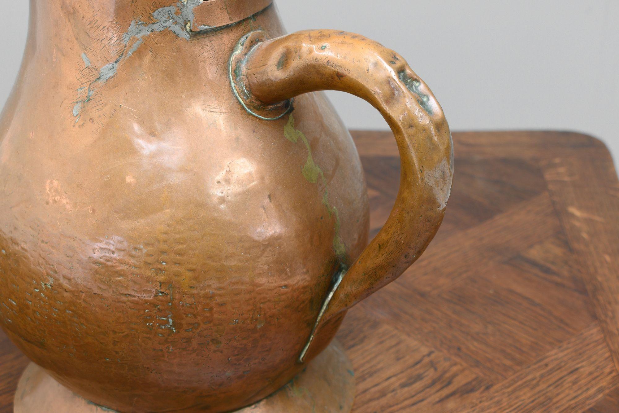 Großer balusterförmiger Krug aus planiertem Kupfer. CIRCA 1920
H 40cm x B 31cm x T 24cm