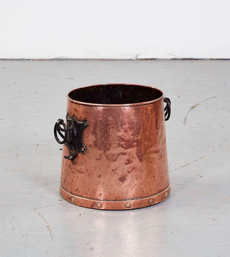 Copper Kindling Bucket with Blackened Iron Handles In Good Condition For Sale In Greenwich, CT