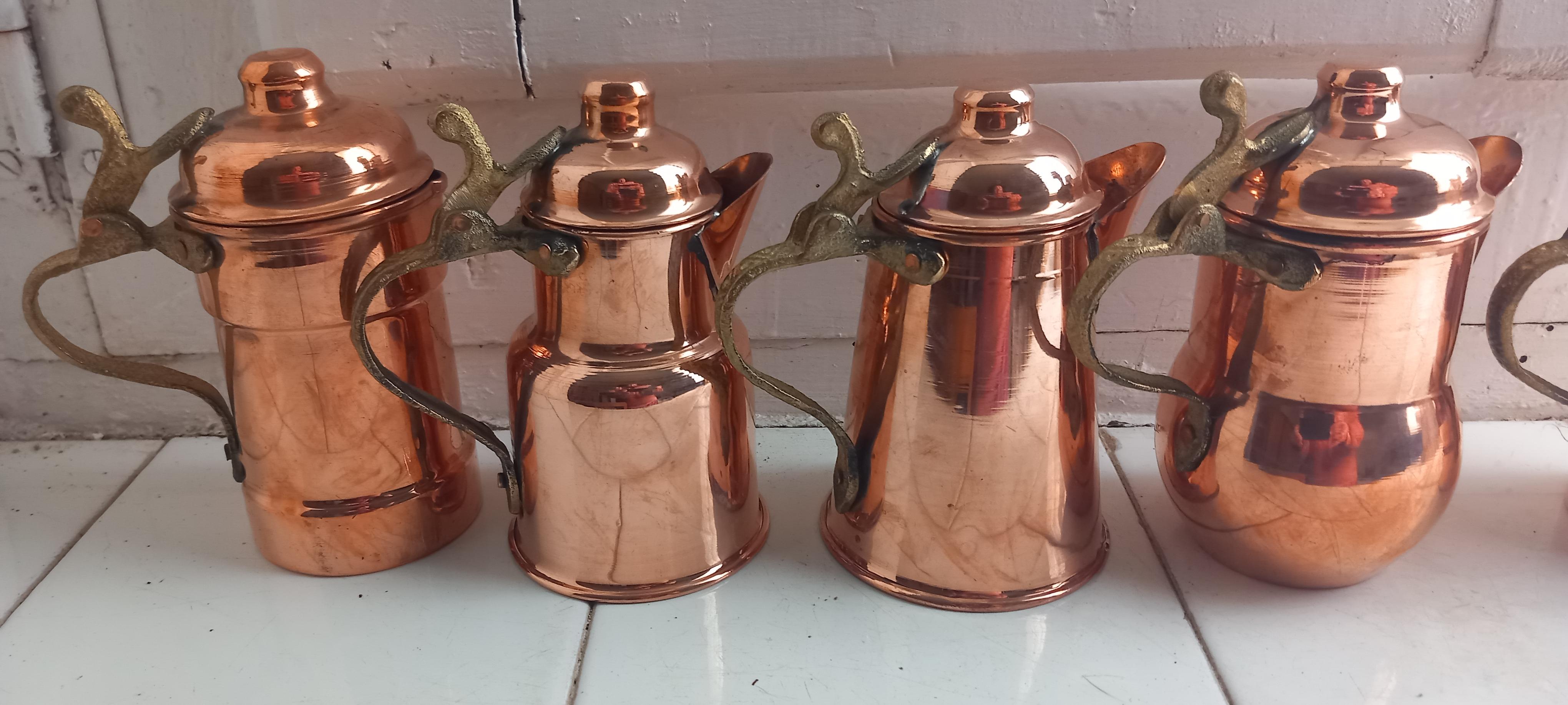  Kupfer Küche Dekoration Vintage Kaffeekannen Lot von 5 Diferent Design/One im Zustand „Hervorragend“ im Angebot in Mombuey, Zamora