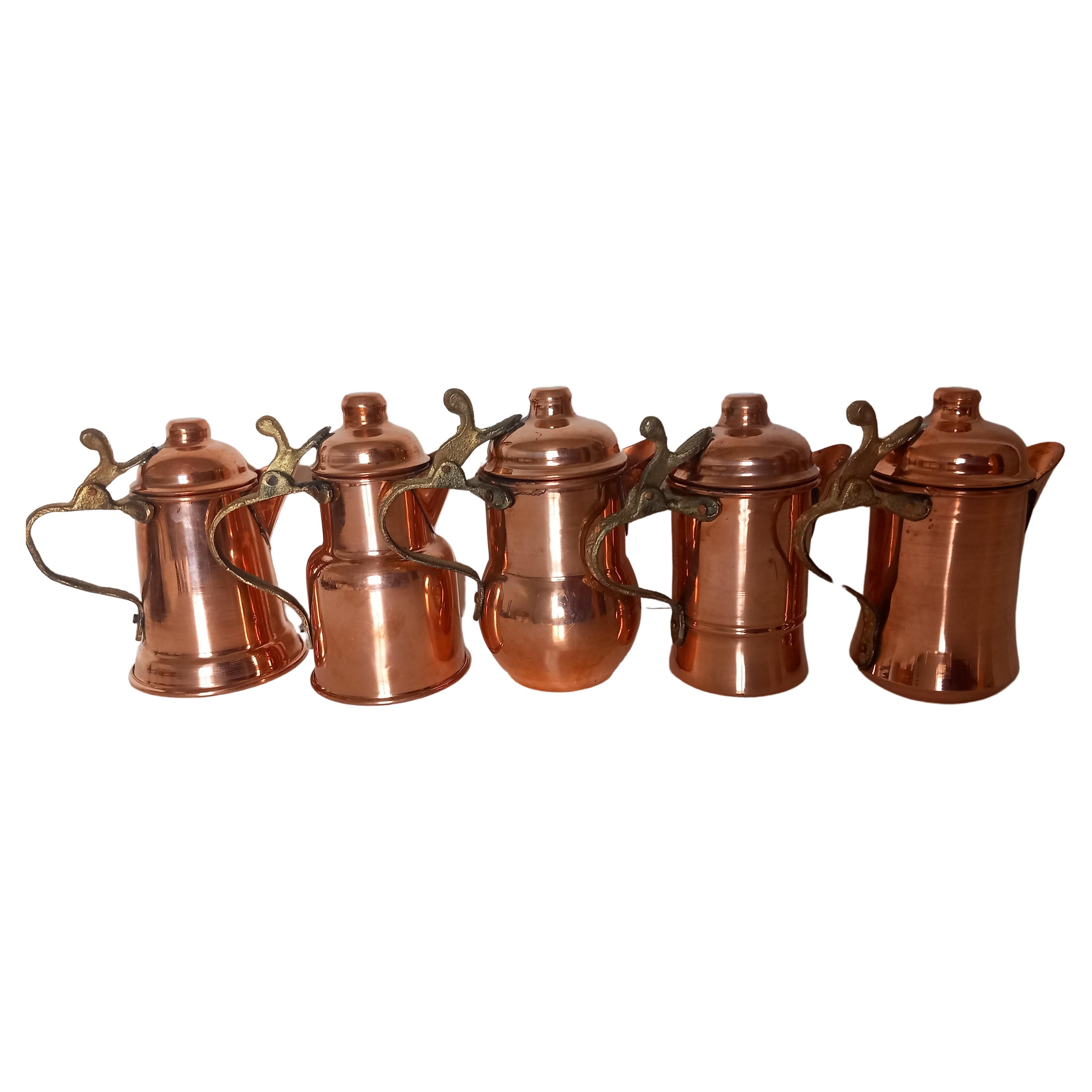 Lot von fünf Vintage Kupfer Kaffeekannen für rustikale Küche Dekoration
 Vintage rustikalen Stil Kupfer Küche Dekoration
Es sind sehr dekorative Stücke. Sie kommen aus der Toskana, Italien, und verleihen Ihrer Küche eine ganz besondere Note.

Schöne