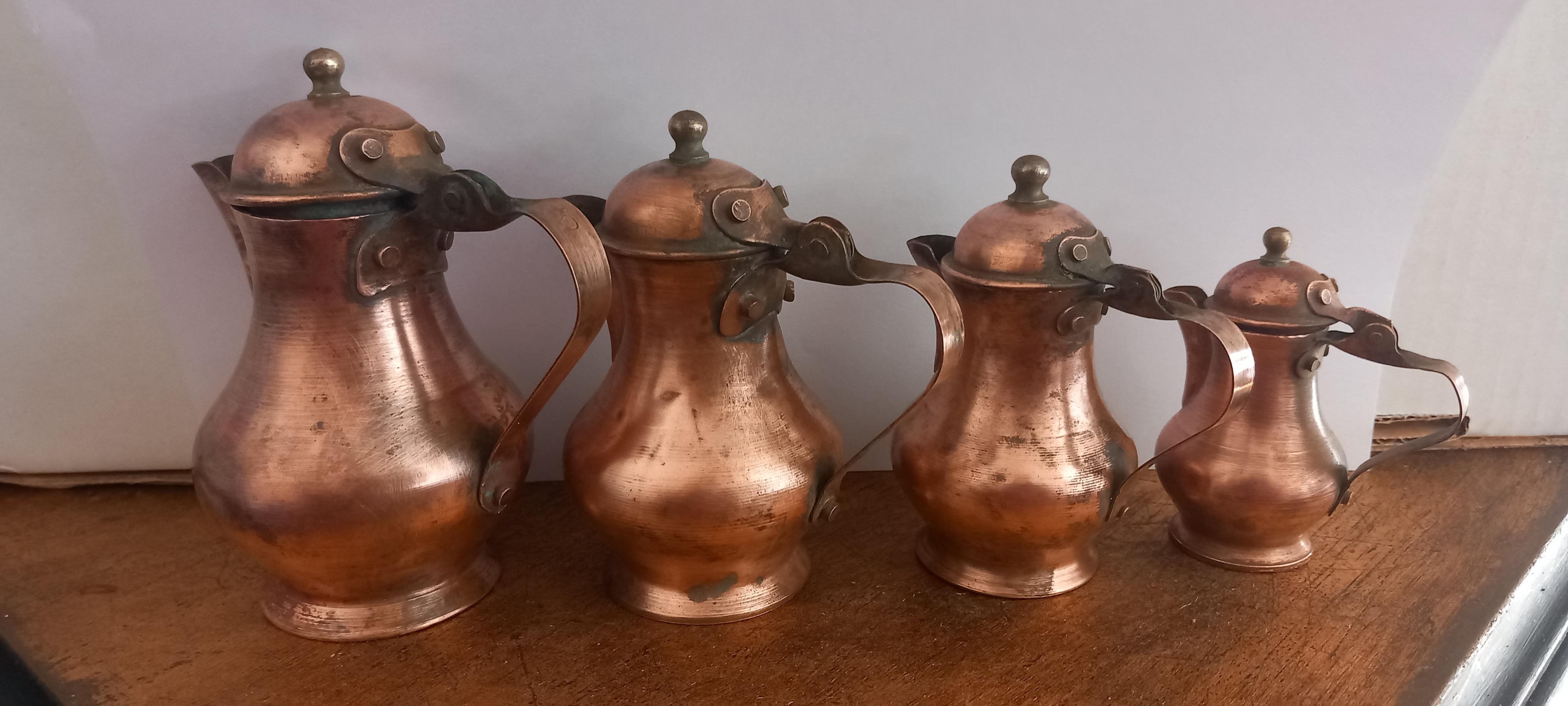 Lot of 4 antique copper coffee pots for rustic kitchen decoration , Smalls
vintage rustic style copper kitchen decoration
They are very decorative pieces. They come from Tuscany, Italy and will give your kitchen a very special touch.
12cm ,10cm,