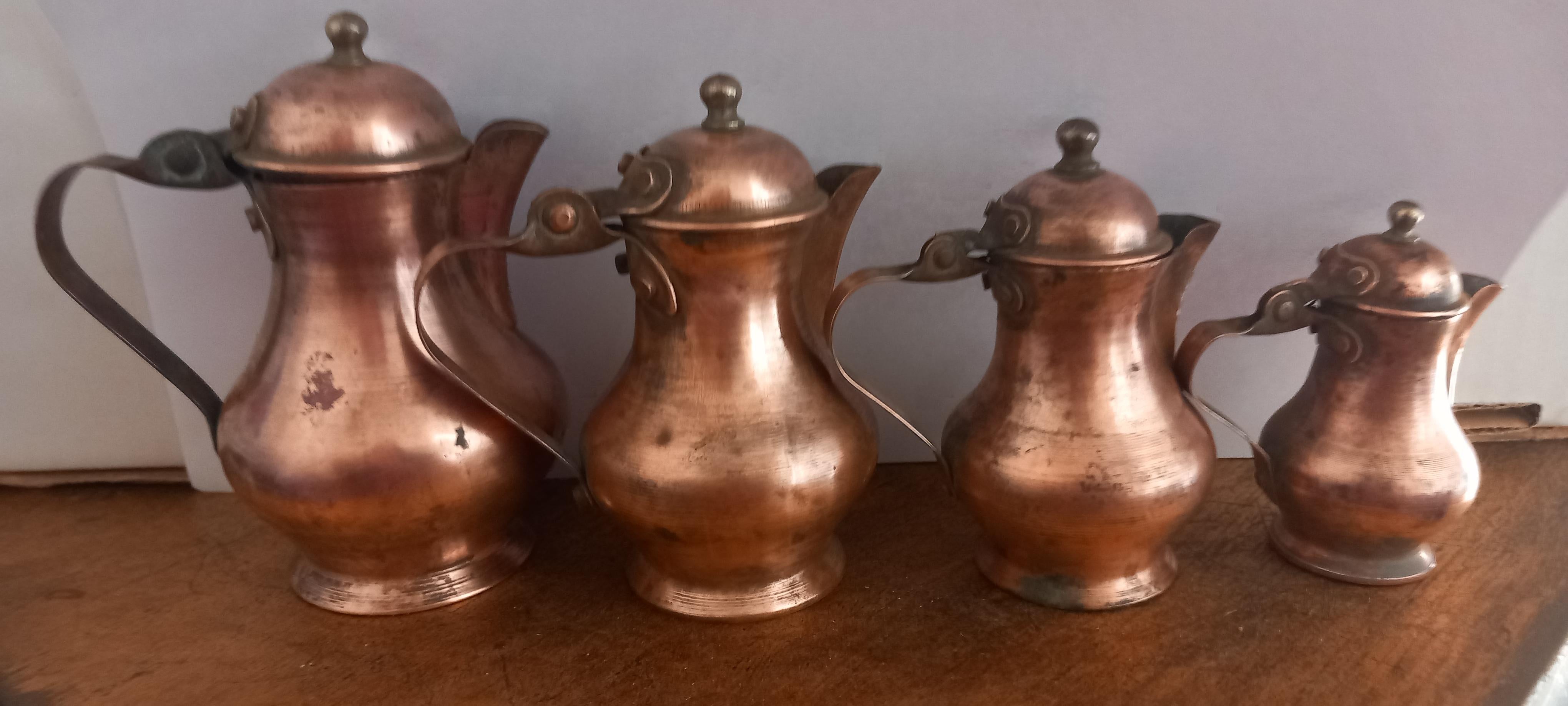 italien  Décoration de cuisine en cuivre pots à café vintage  Petits pour Rustic  Lot de quatre en vente