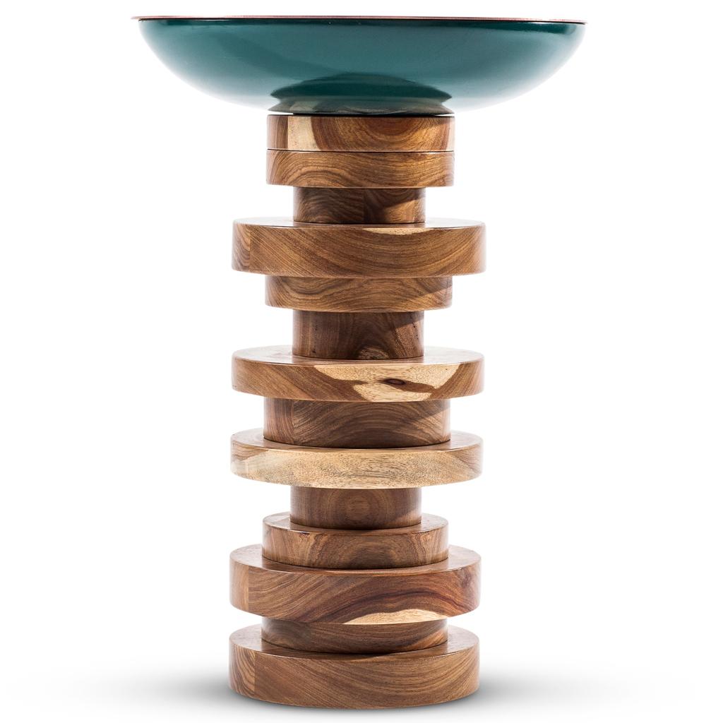 La table d'appoint Verdigris TOTEM fait partie d'une série de petites tables à cocktail de Egg Designs.
Cette version est une combinaison de cuivre, de cuivre Verdigris et de bois dur massif African Kiaat. Le vert-de-gris est fait à la main avec du