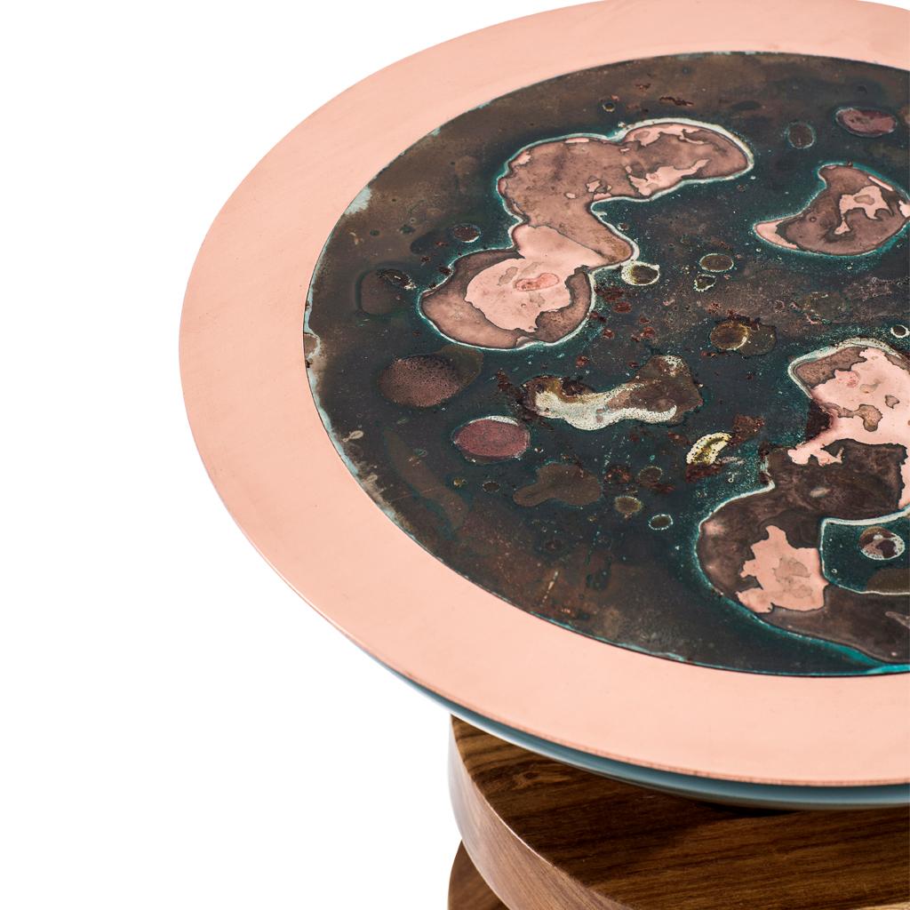 Sud-africain Table d'appoint TOTEM en cuivre, bois laqué et Kiaat vert-de-gris d'Afrique par Egg Designs en vente