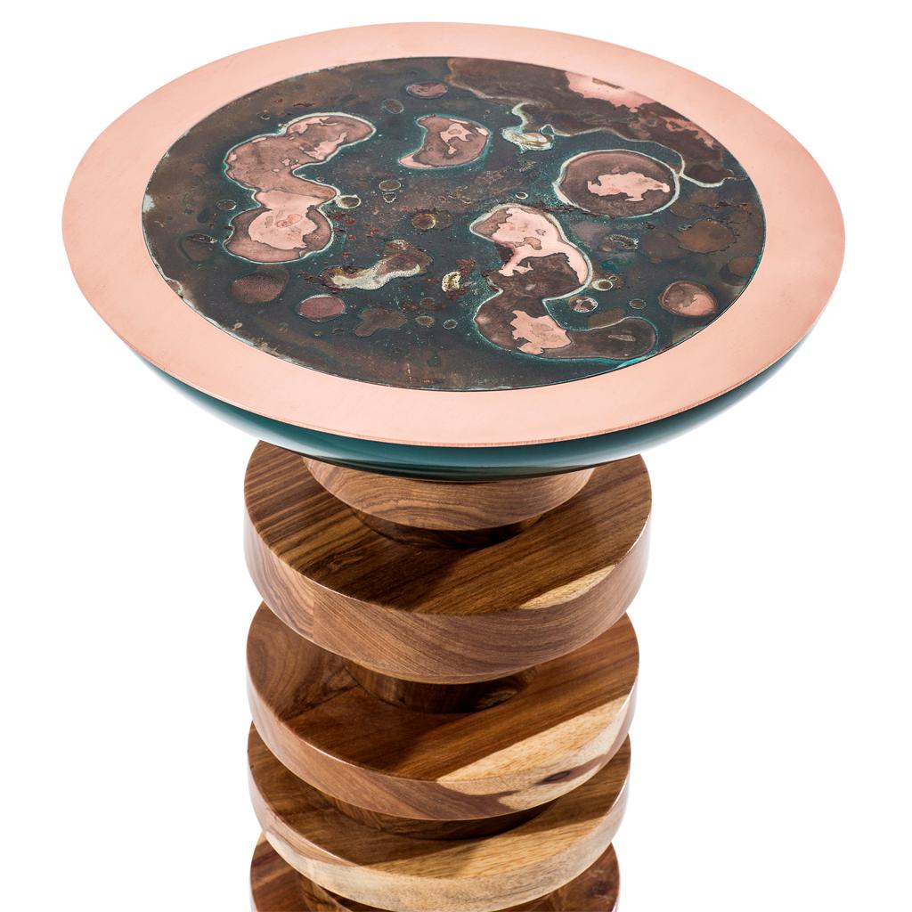 Patiné Table d'appoint TOTEM en cuivre, bois laqué et Kiaat vert-de-gris d'Afrique par Egg Designs en vente