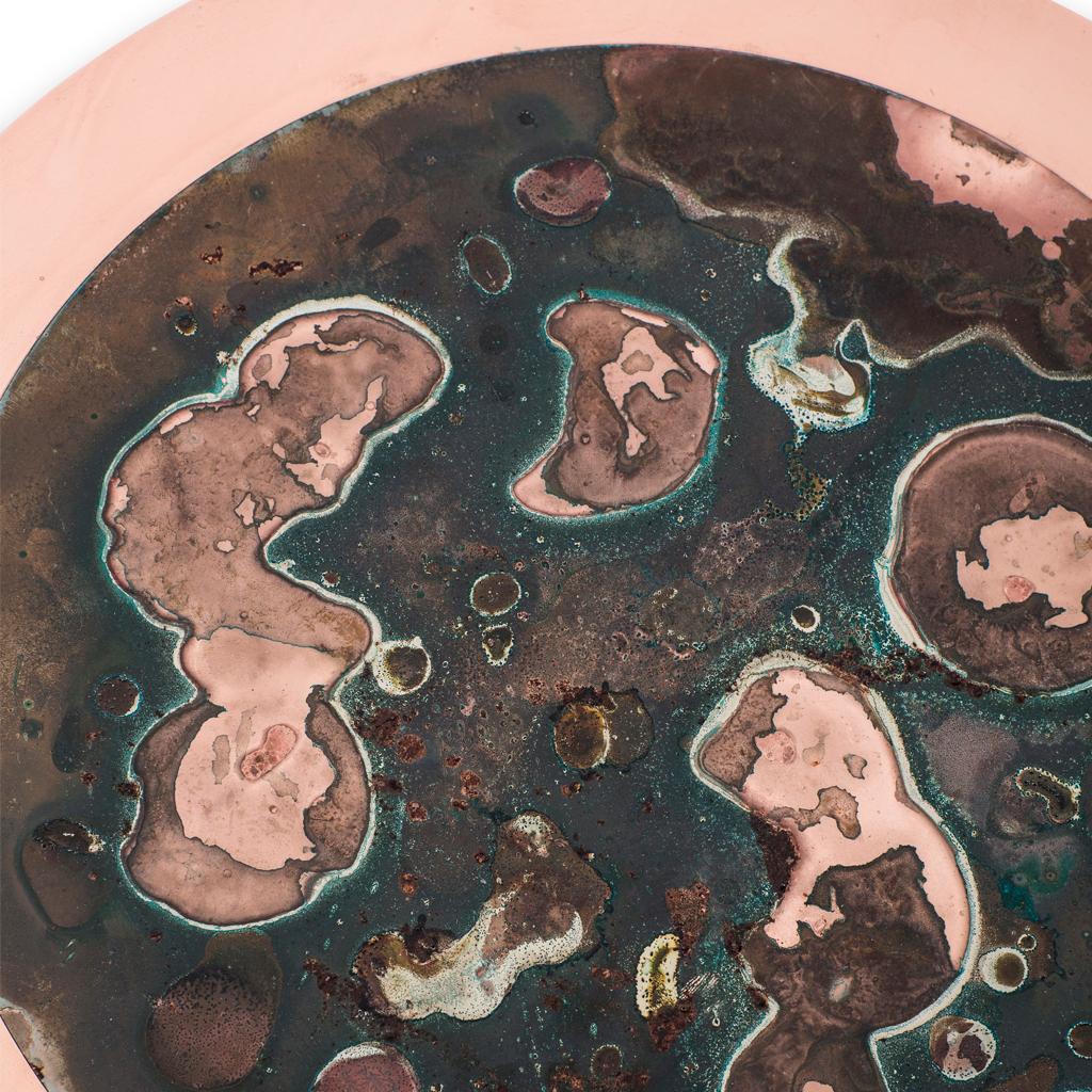 XXIe siècle et contemporain Table d'appoint TOTEM en cuivre, bois laqué et Kiaat vert-de-gris d'Afrique par Egg Designs en vente