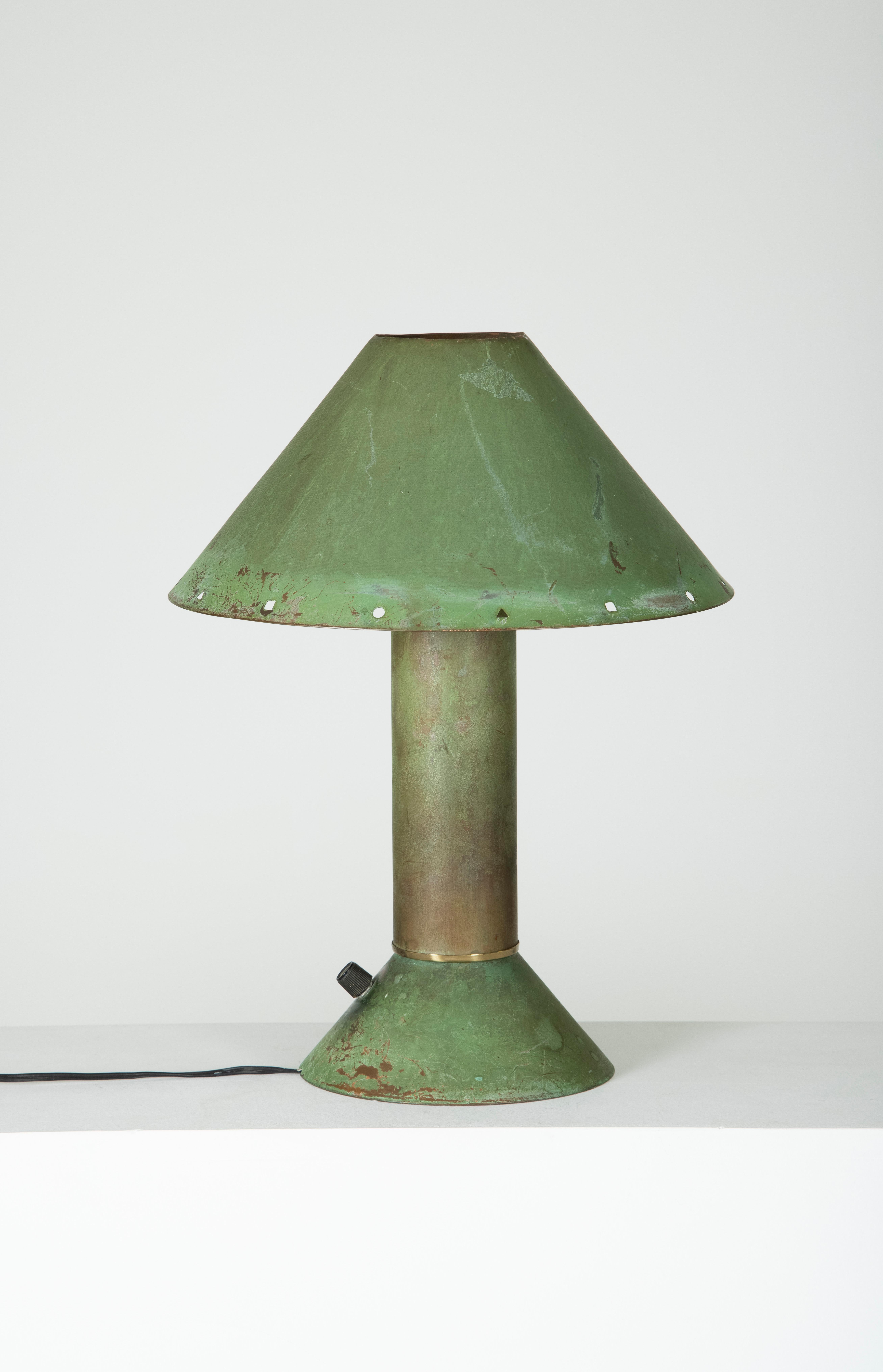 Table lamp in copper by Ron Rezek, from the 1990s. Typically made of galvanized steel, this one is a unique version in copper.
LP852