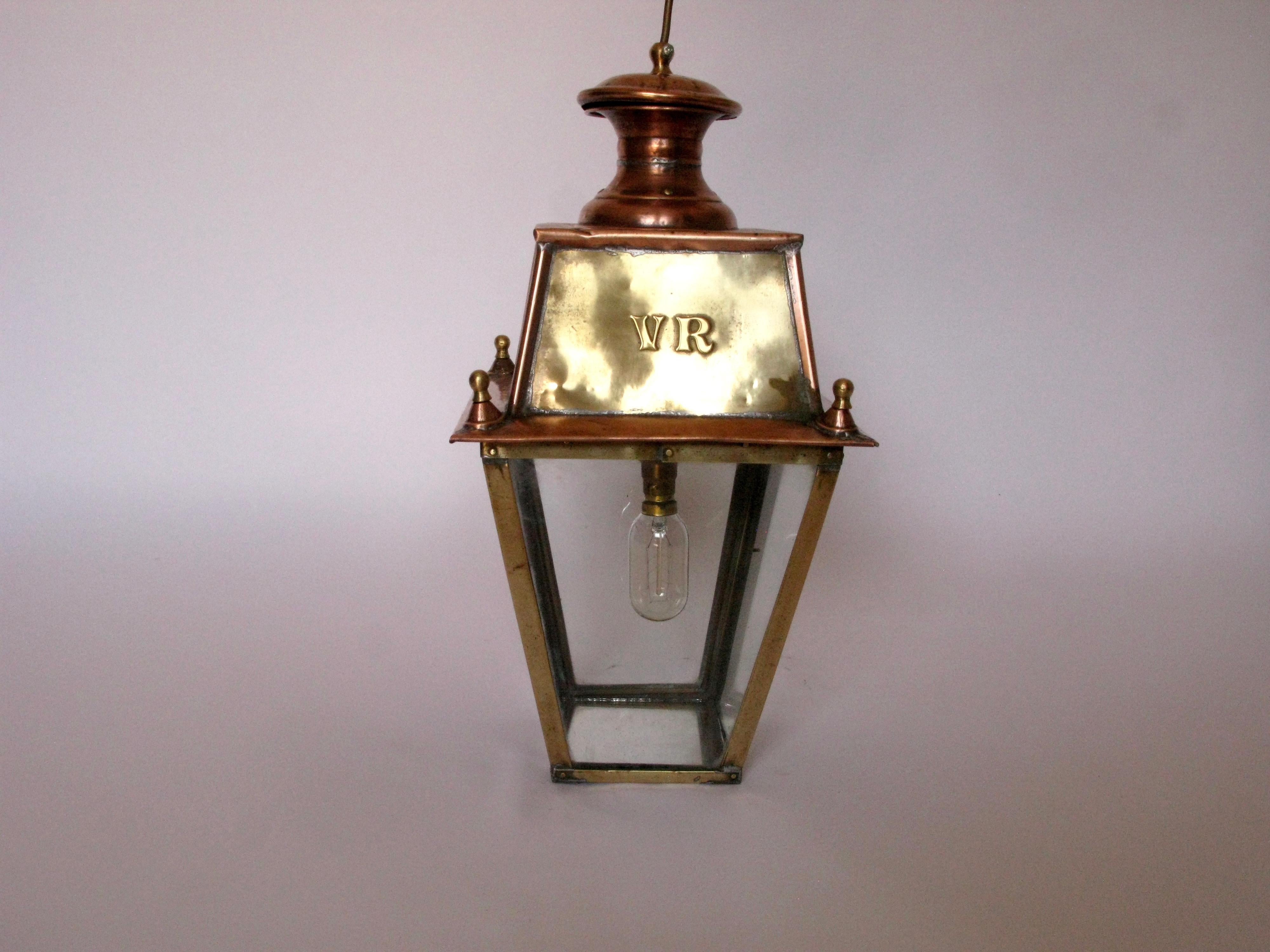 Lovely Classic old copper decorative Lantern piece for hallway, entrance, or f.e above the kitchen table or in a stable and or barn
Very decorative original piece, old copper polished
Has a small mirror inside underneath
Marked VR.

  