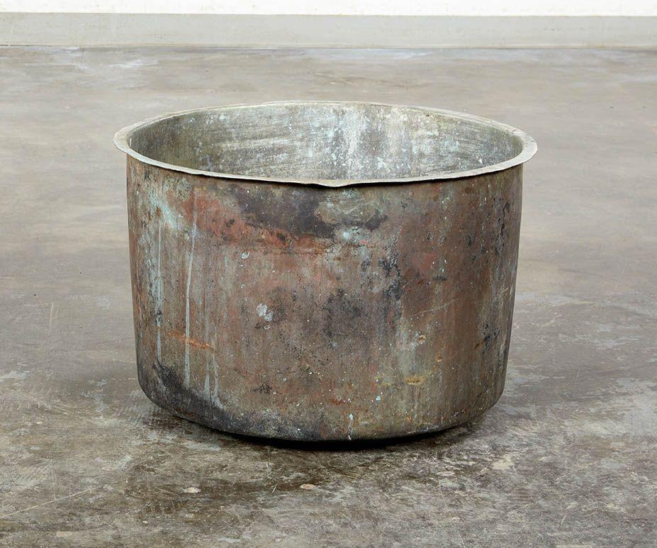 Un grand récipient en cuivre avec un joint soudé, un rebord plat et un couvercle à charnière avec un anneau de levage et un trou. Conserver la surface d'origine bien utilisée et vieillie en atelier. Bonne taille pour les bûches à côté de l'âtre de