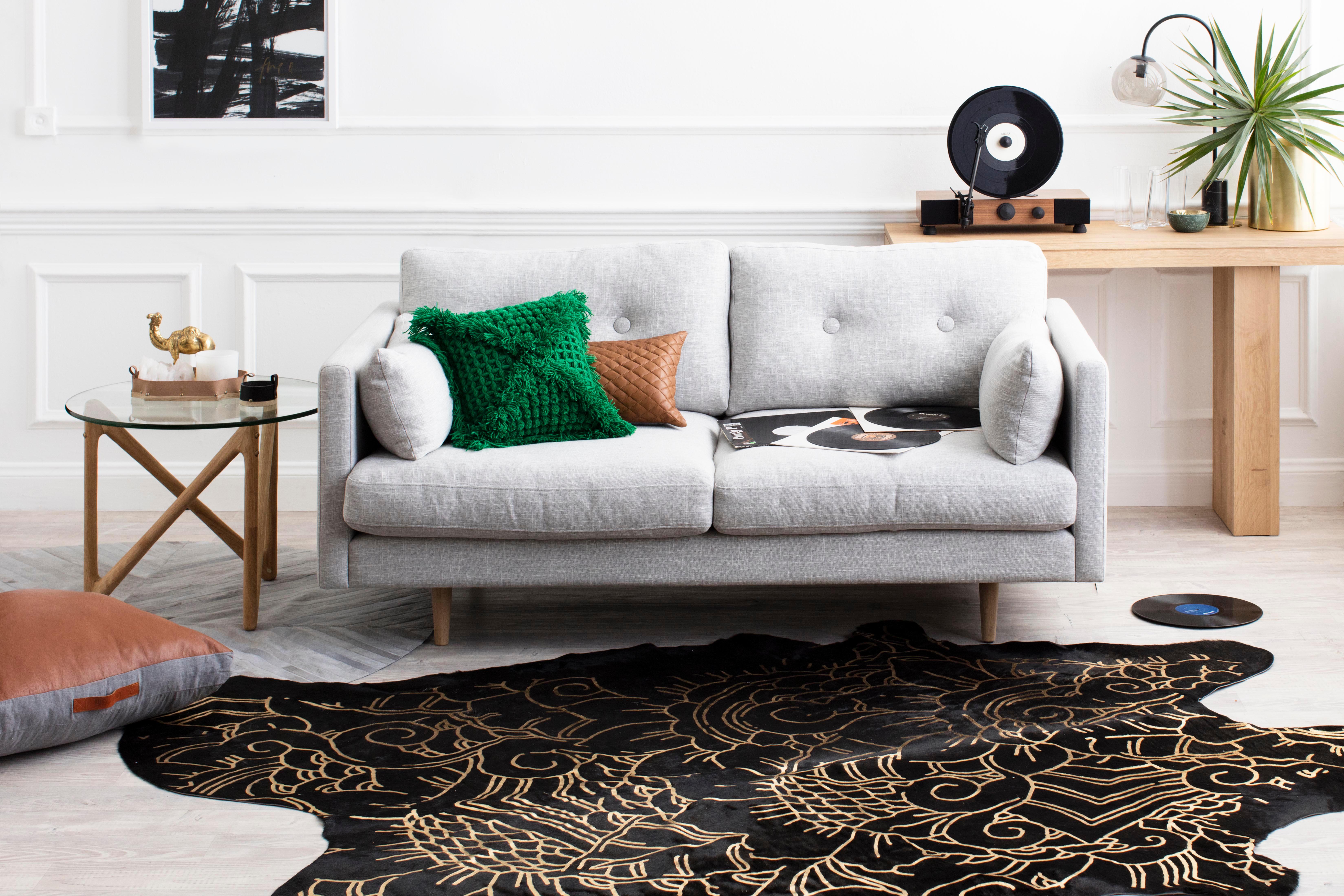Eine atemberaubende Alchemie aus natürlichem Leder, kombiniert mit ethnischen Vibes und effektvollem Metall. Dieser skurrile Boho-Stil ist das Nonplusultra an entspanntem Luxus.

Das Isola-Fell ist eine Design-Kooperation mit unserer