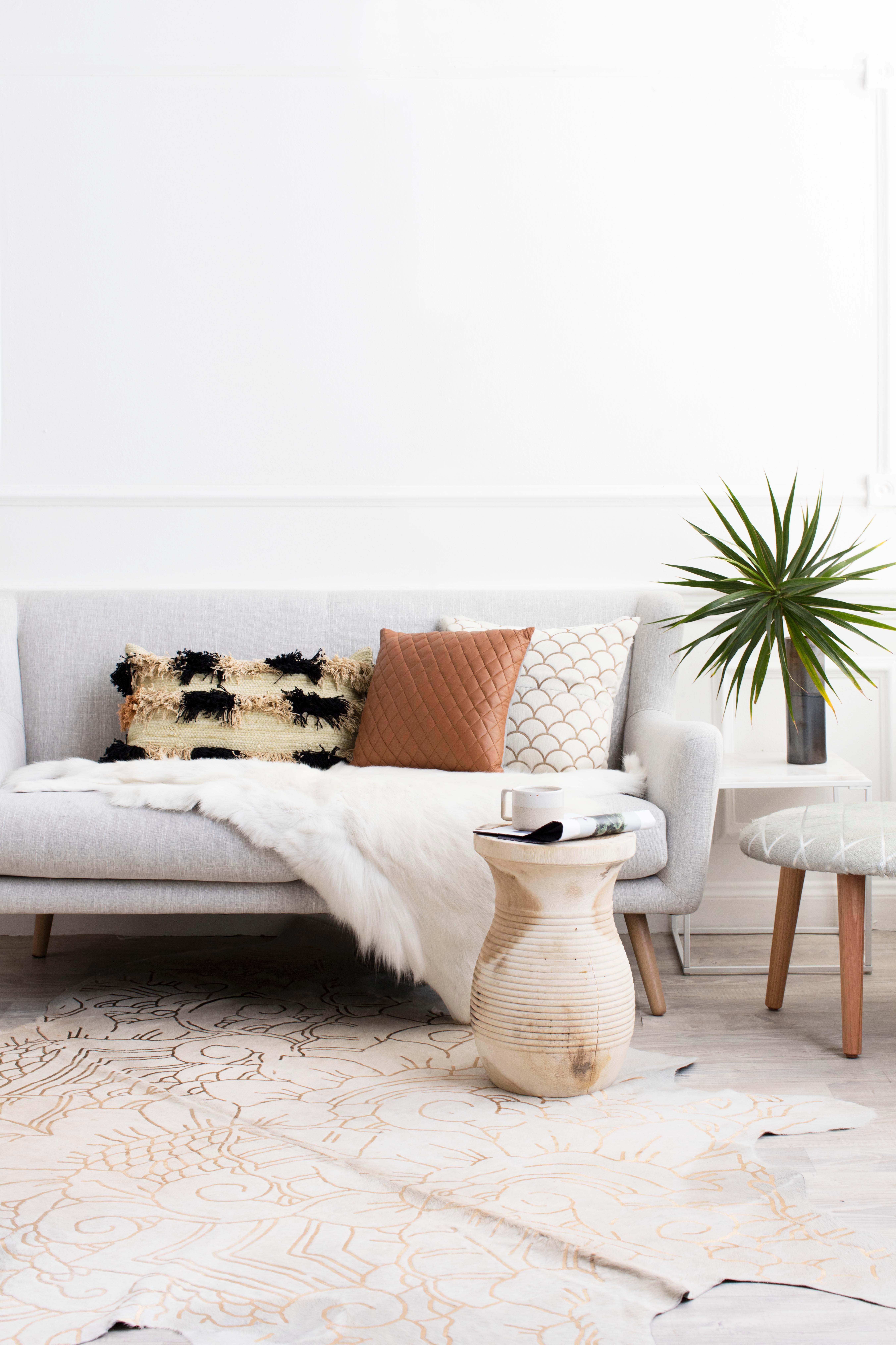 Eine atemberaubende Alchemie aus natürlichem Leder, kombiniert mit ethnischen Vibes und effektvollem Metall. Dieser skurrile Boho-Stil ist das Nonplusultra an entspanntem Luxus.

Das Isola-Fell ist eine Design-Kooperation mit unserer