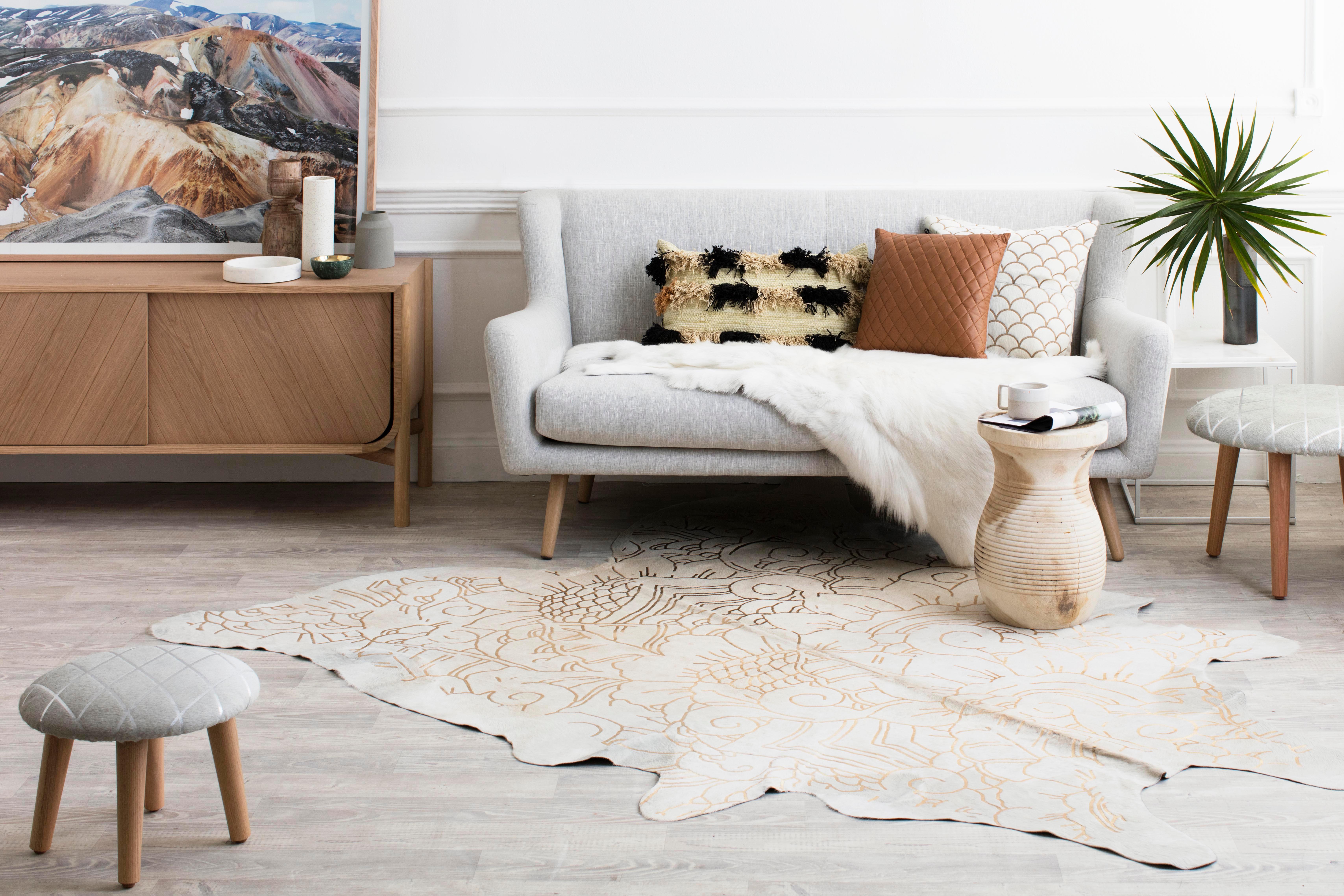 Indonésien Tapis Boho Batik en cuir de vache crème métallisé, moyen en vente