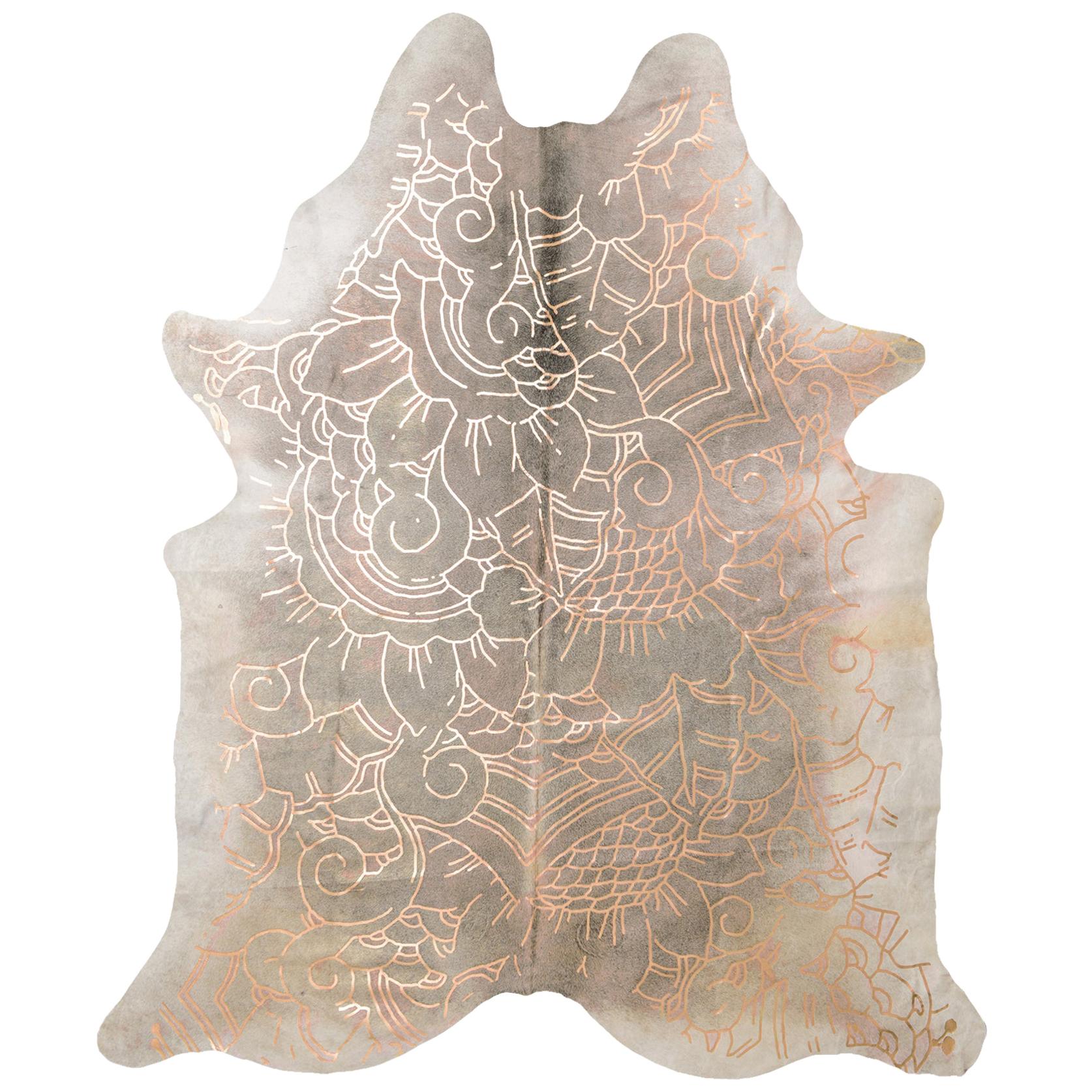 Alfombra de piel de vaca gris con estampado Boho Batik metalizado Cobre, Mediana