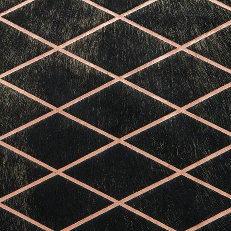 Das Arlequin-Fell ist eine Design-Kooperation mit unserer Schwestermarke Amigos de Hoy.
Hochwertiges, natürliches Rindsleder wurde mit einer metallischen Devore-Technik in einem feinen Rautenmuster elegant veredelt.
Diese schwarze Basishaut ist