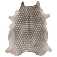 Alfombra de piel de vaca gris con diseño de diamantes metalizados, mediana