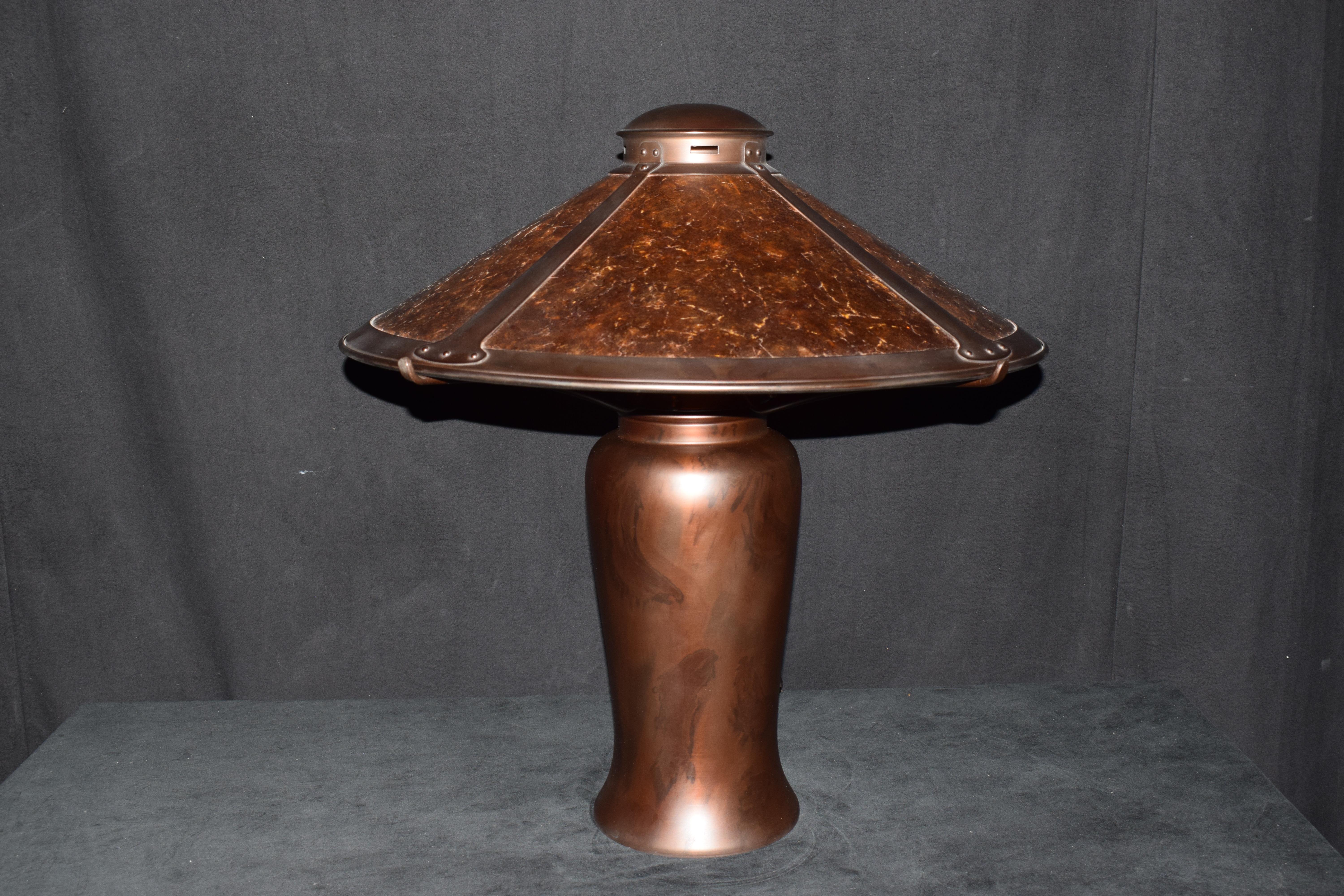 Lampe aus Kupfer und Mica-Lampe (Arts and Crafts) im Angebot
