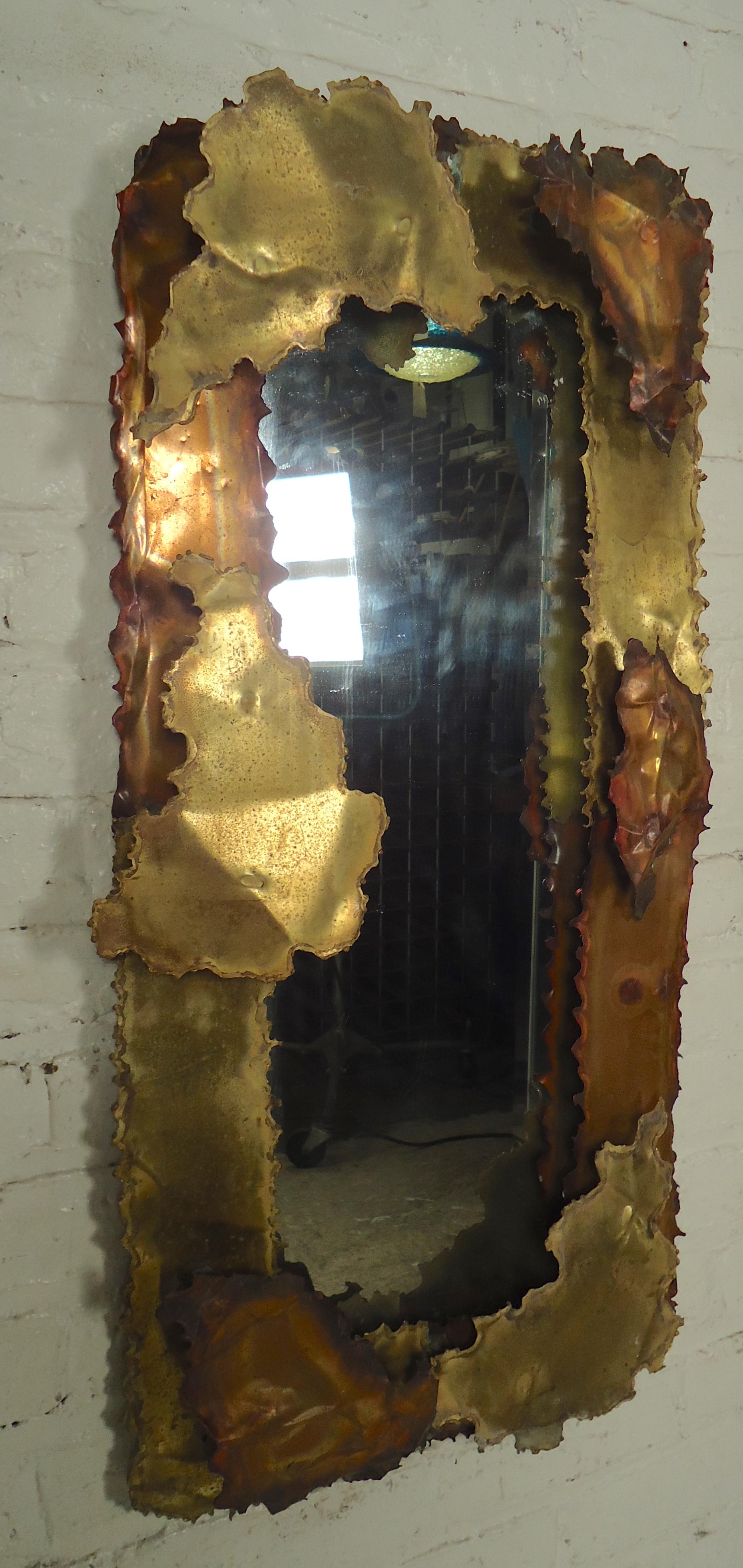 Un sorprendente specchio in stile brutalista realizzato con lastre di metallo tagliate a cannello e dotate di un design tridimensionale.

(Si prega di confermare la posizione dell'articolo - NY o NJ - con il rivenditore).
 