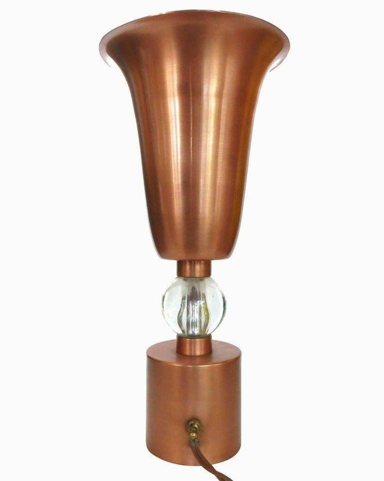 Paire de lampes de table torchère vintage du milieu du siècle en cuivre avec un accent central en verre au plomb. Fabriqué aux États-Unis, vers 1940. Ils sont en excellent état.

Dimensions :
16