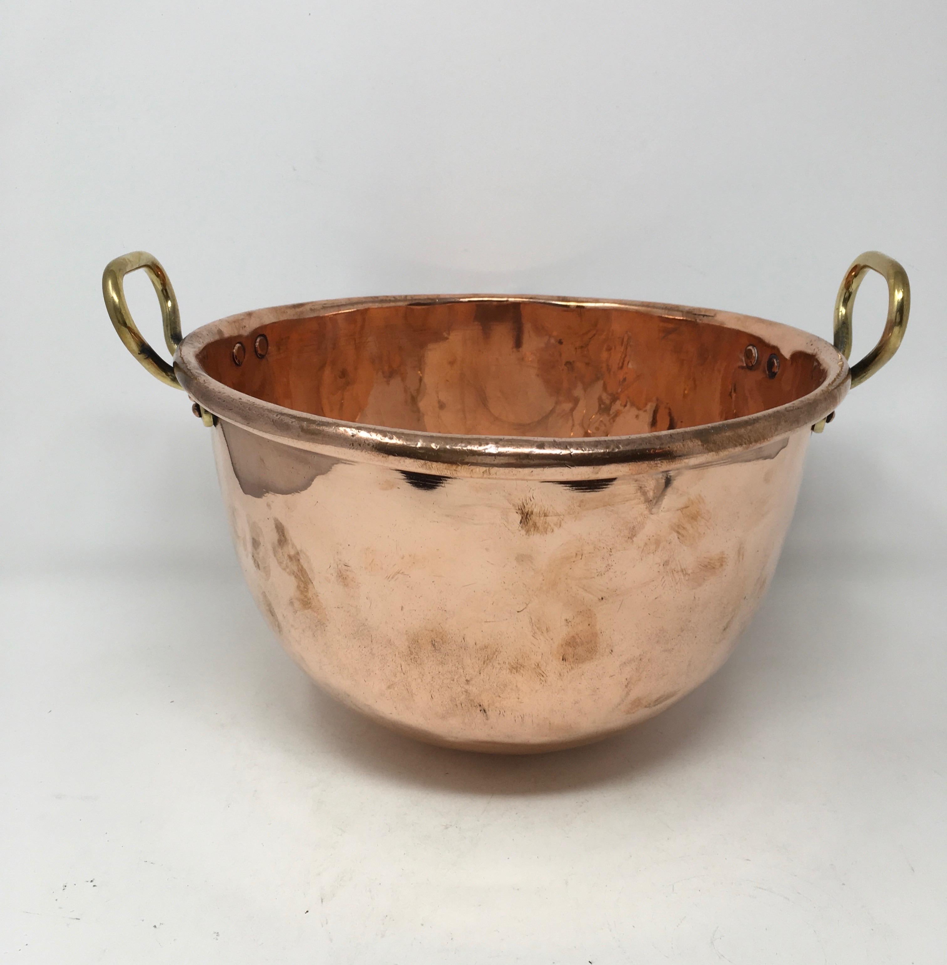 Large copper mixing bowl with brass loop handle. Found in England. This beautiful copper bowl will make a nice addition to any kitchen decor. Measures: 11