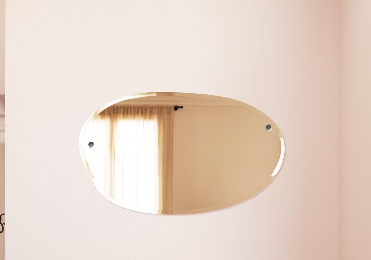 Specchio Copper Morning Bevelled 08 di M. I.
Un pezzo unico.
Dimensioni: Ø 100 x H. 60 cm. 
Materiali: Specchi ecologici di alta qualità (100% vetro).

Il marchio 