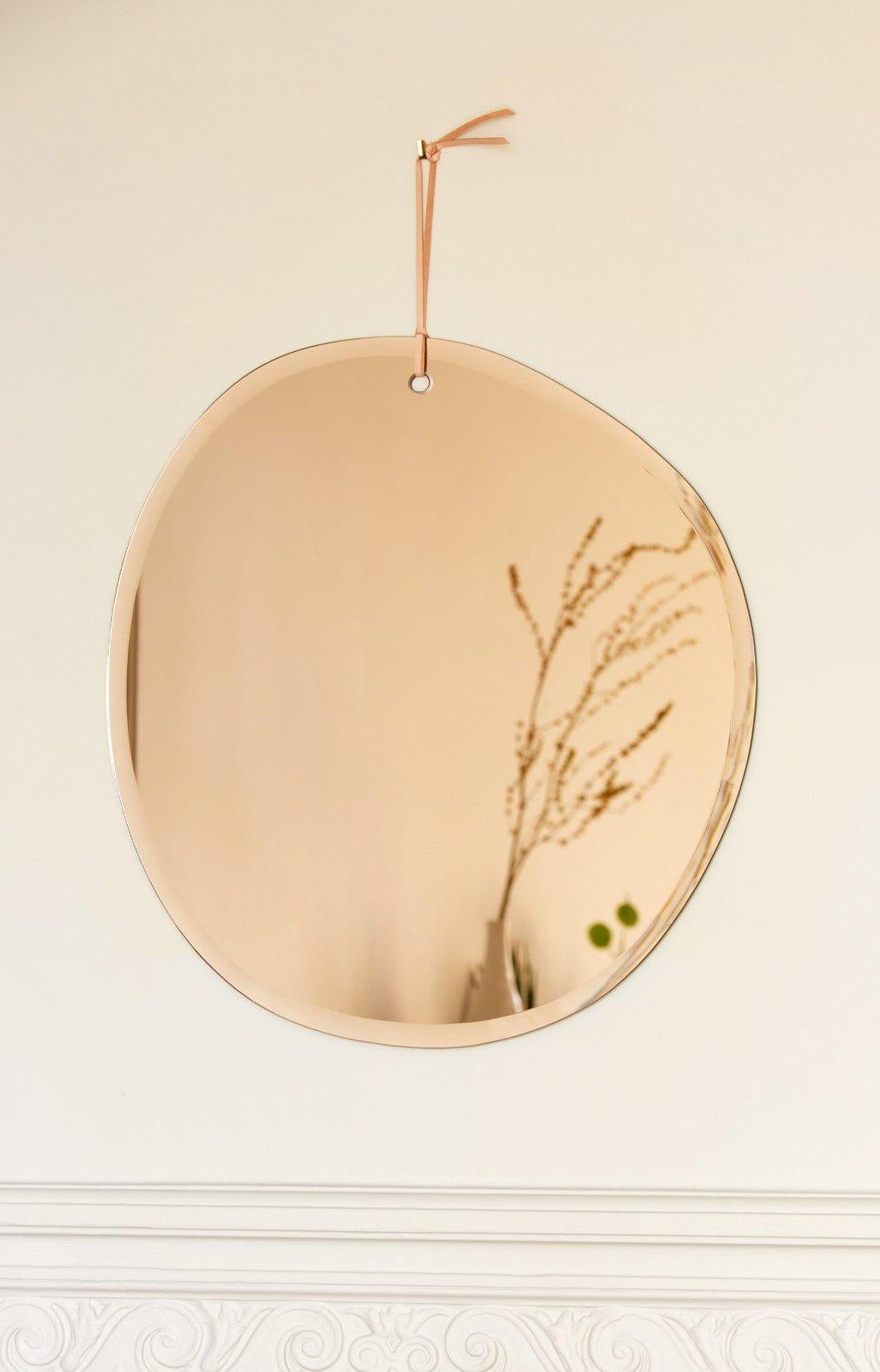 Espejo biselado Copper Morning by M Nuance
Pieza única.
Dimensiones: Ø 47 x A 50 cm. 
Materiales: Espejos ecológicos de alta calidad (100% cristal.)

La marca 