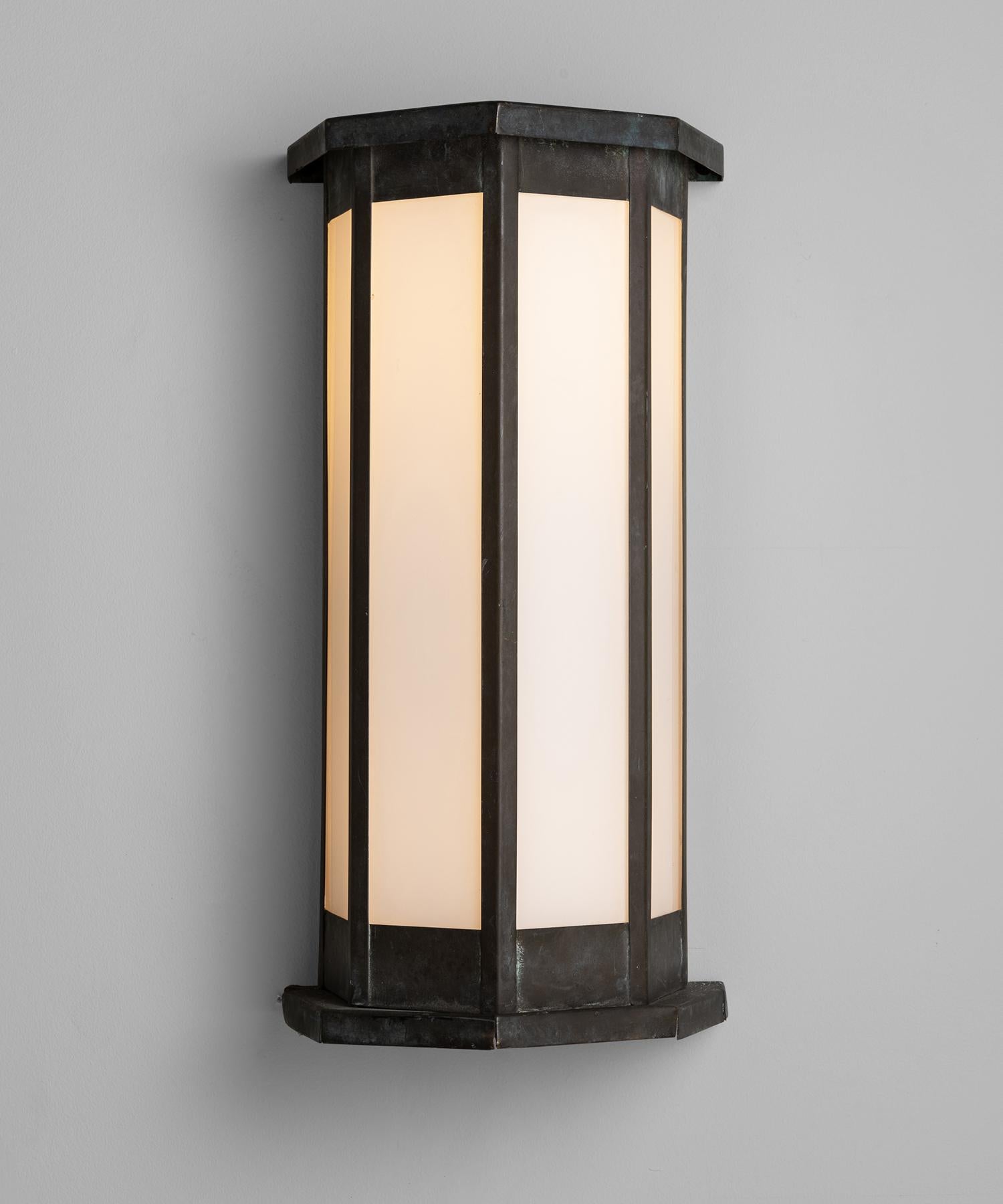 Copper and opaline glass sconce, England, 1930.


Patinated copper sconce with 4 opaline glass panels.