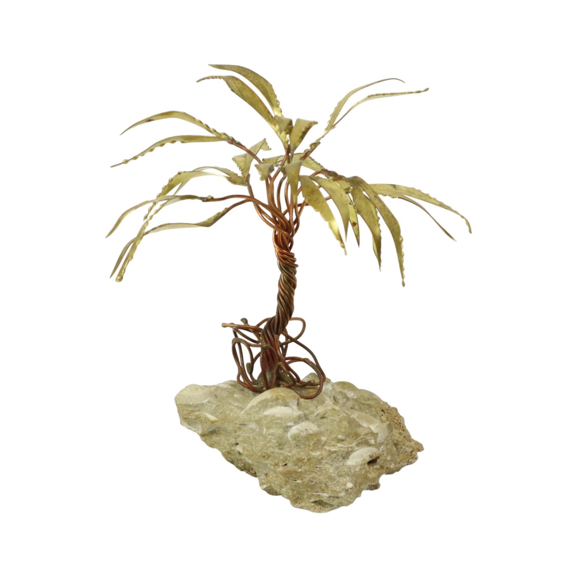 Scultura vintage di palma con foglie in ottone e rami in rame rosso, opera del famoso artista belga Daniel d'Haeseleer (1947), Belgio, seconda metà del XX secolo.

La palma è montata su un pezzo di calcare grezzo. L'opera è firmata su uno dei fogli