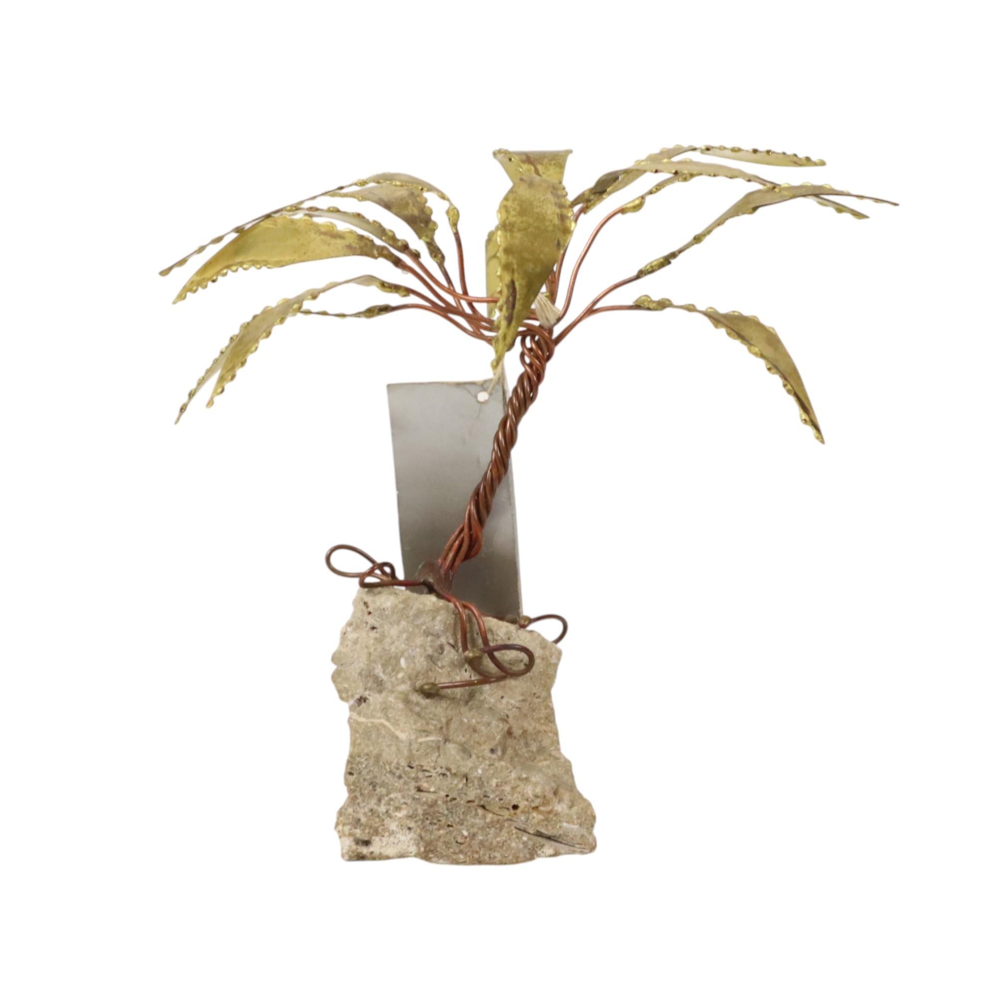 Vintage Palmen-Skulptur mit Blättern aus Messing und Ästen aus rotem Kupfer, ein Werk des bekannten belgischen Künstlers Daniel D'Haeseleer (1947), Belgien, zweite Hälfte des 20. Jahrhunderts.

Die Palme ist auf einen groben Kalkstein montiert. Das