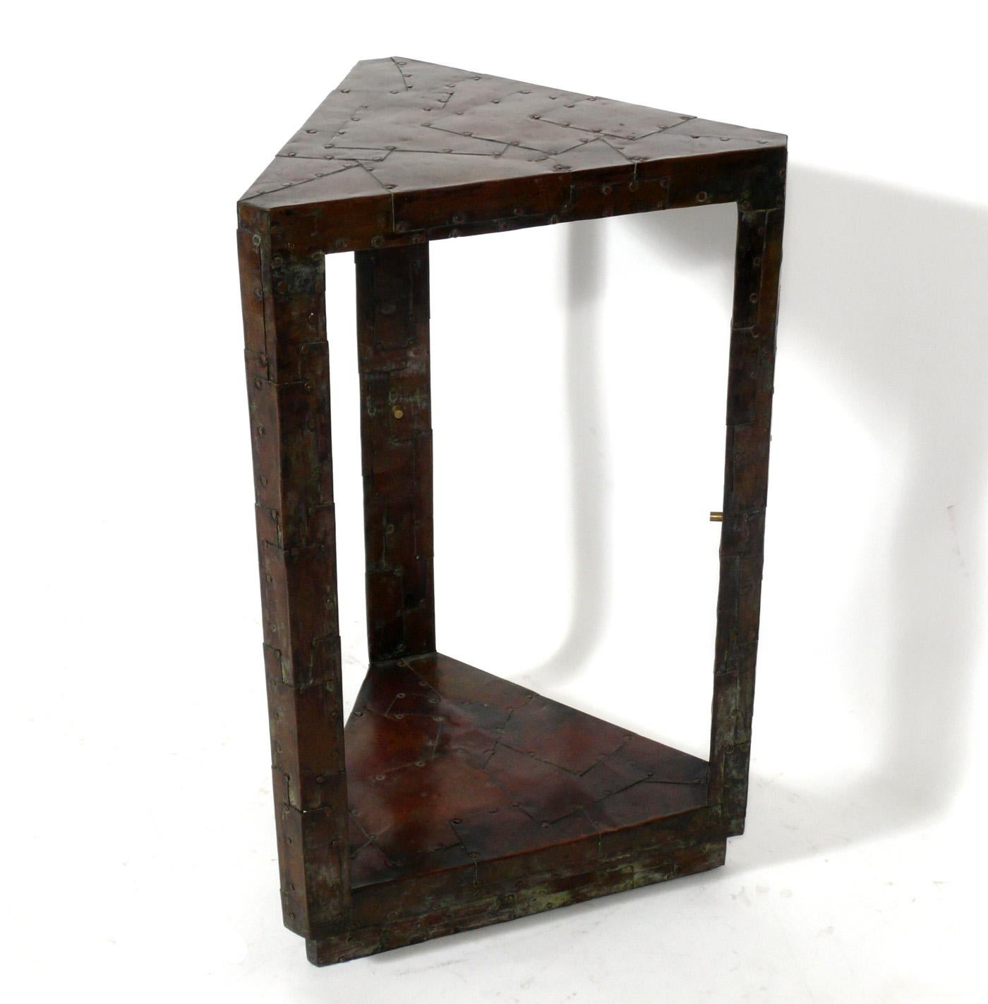 Table ou piédestal en cuivre patchwork du milieu du siècle, à la manière de Paul Evans, américain, vers les années 1960. Conserve une patine d'origine chaleureuse. Il possède une étagère en verre au centre, qui n'a pas été photographiée.