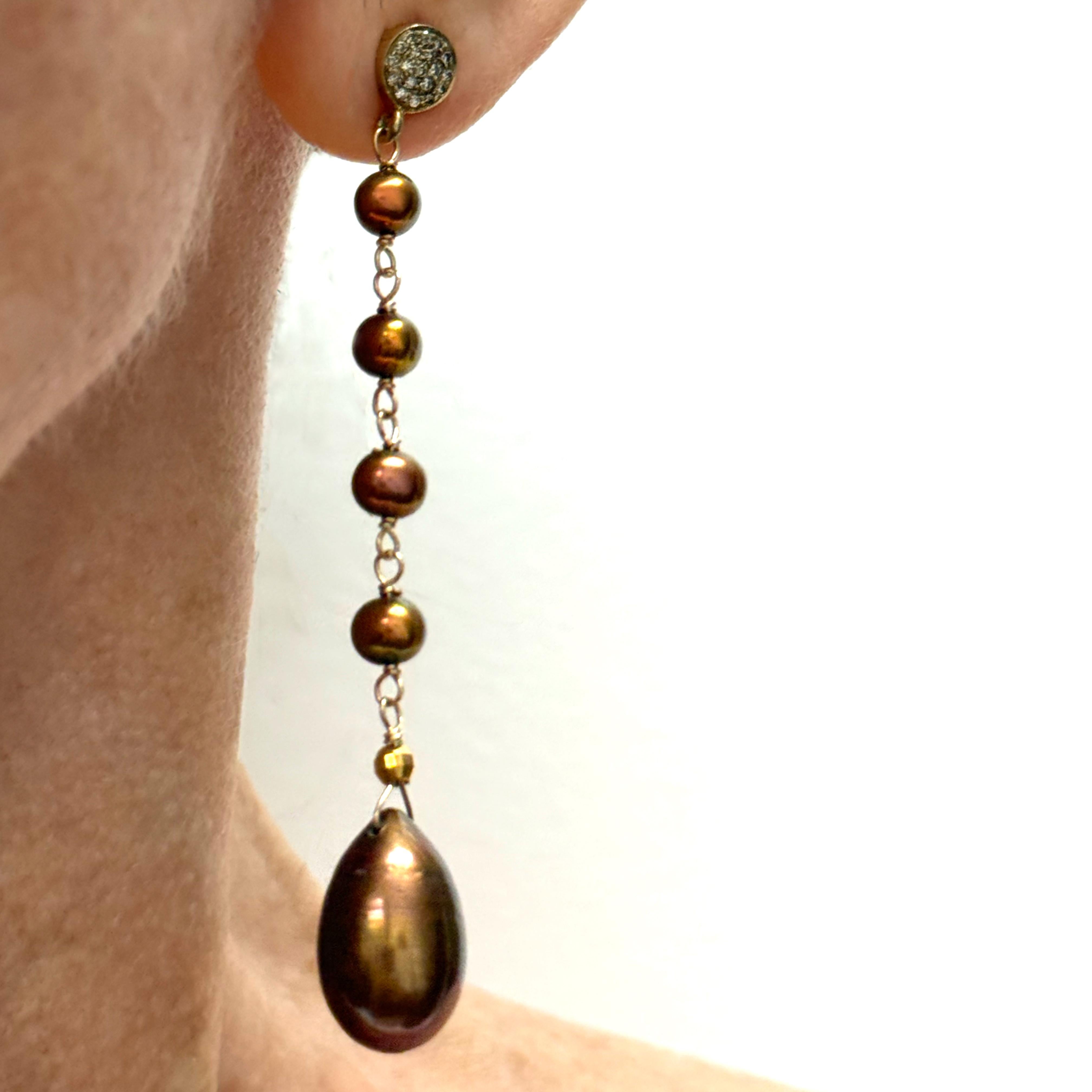 Descripción
Lustrosas e impecables perlas cobrizas, adornadas con cuentas facetadas de oro amarillo de 14k, descienden desde radiantes tachuelas de diamantes de oro amarillo de 14k hasta grandes gotas de perlas a juego, irradiando calidez y
