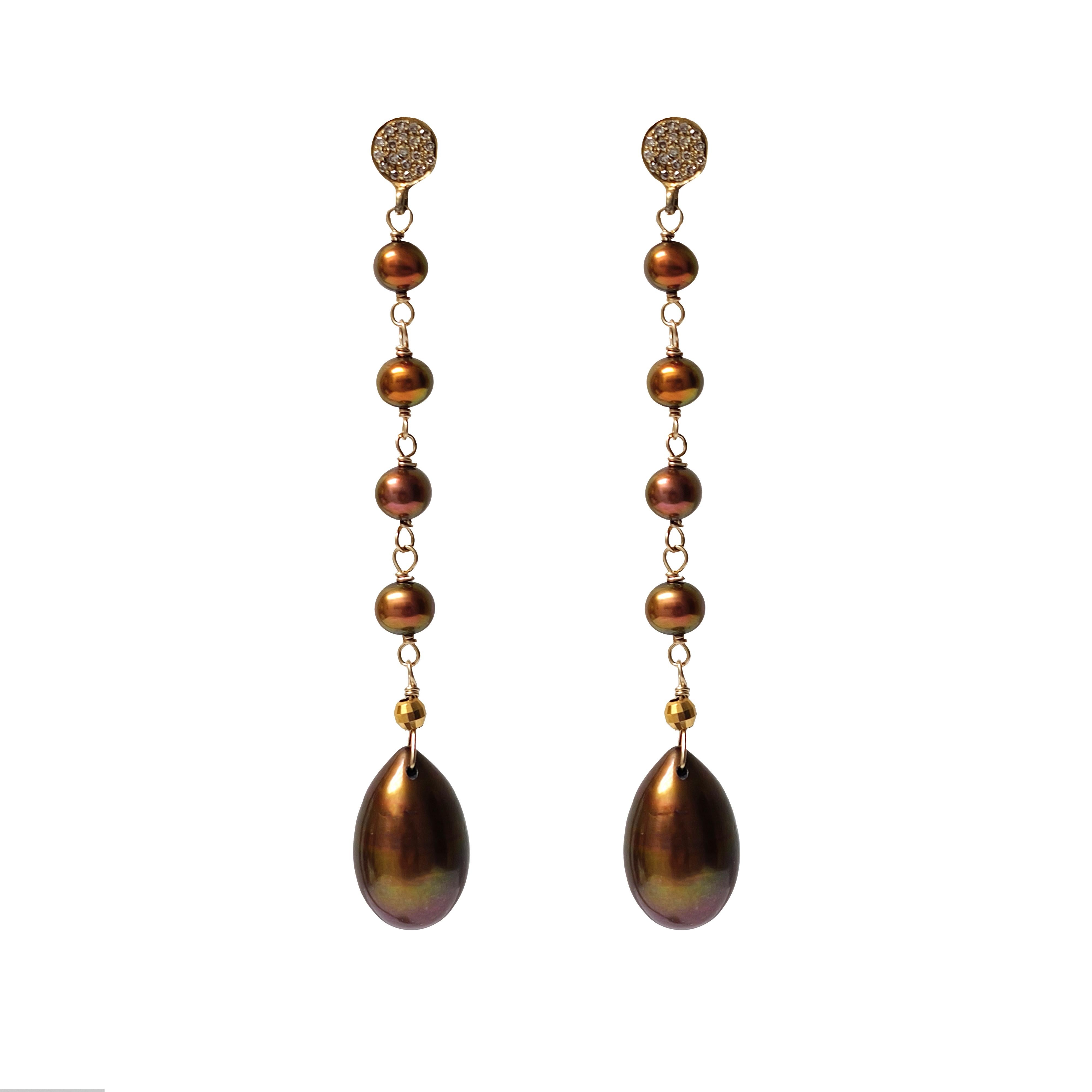 Description
Lustrous and flawless copper-hued pearls, adorned with faceted 14k yellow gold beads, descend from radiant 14k yellow gold diamond studs into matching large pearl drops, radiating warmth and playful sophistication.

Materials and