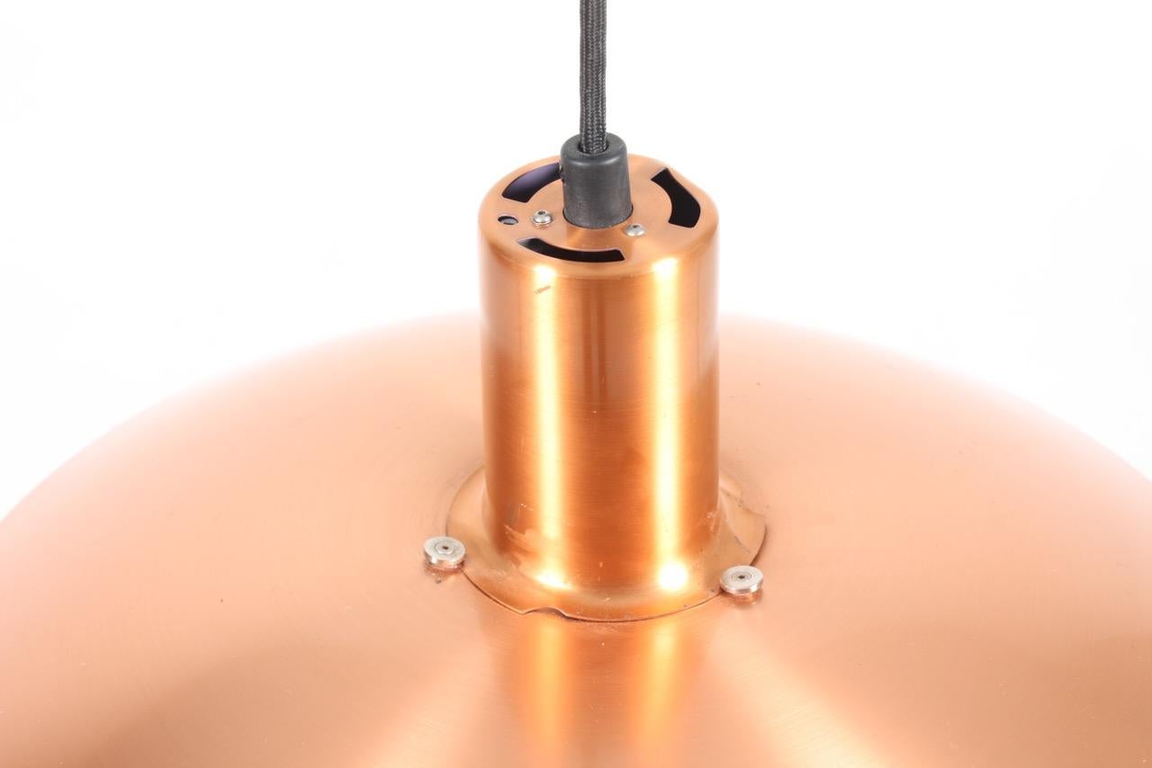 Pendant in copper, the shades are white-lacquered on the inside. Designed by Poul Henningsen for Louis Poulsen. Great original condition, 1980s.

 