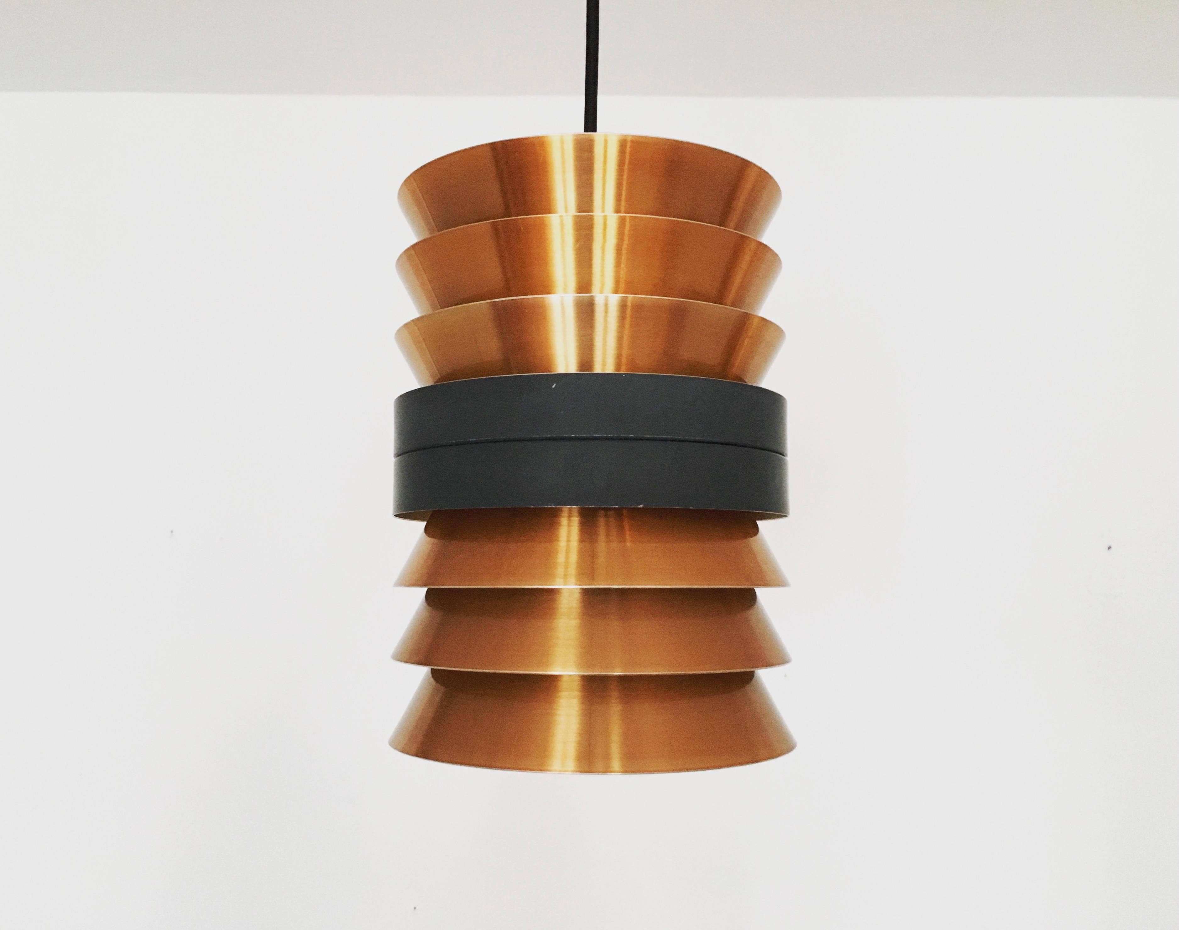 Beautiful copper pendant lamp from the 1960s.
Extraordinarily high-quality workmanship with a fantastic charisma.
The slats spread the light beautifully and create a warm and pleasant atmosphere.

Manufacturer: Doria

Condition:

Very good