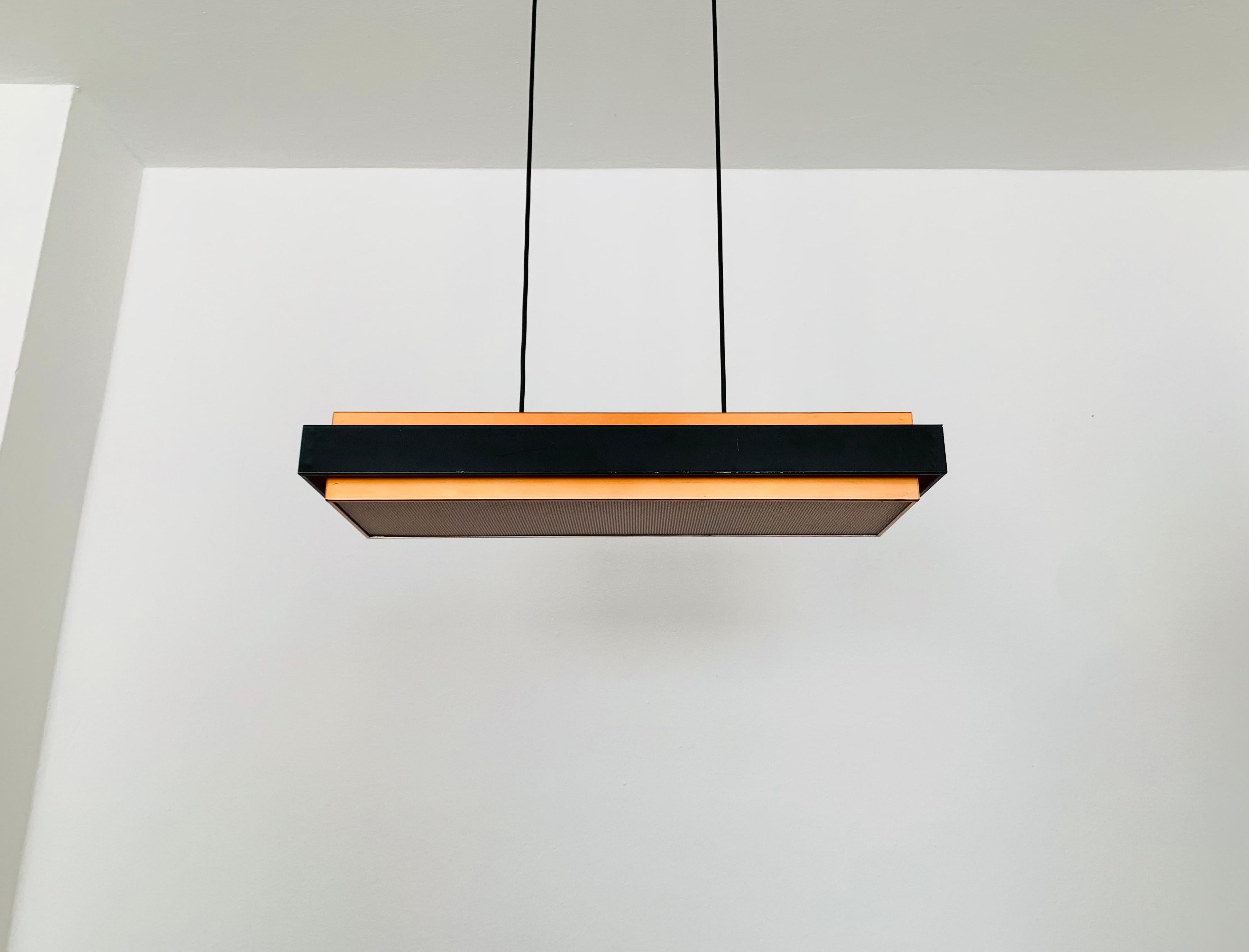 Lampada a sospensione molto bella e imponente degli anni '60.
Design contemporaneo e un punto di forza per ogni stanza.
Si crea una luce accogliente.

Produttore: Fog and Morup
Design: Jo Hammerborg

Condizioni:

Condizioni vintage molto buone con