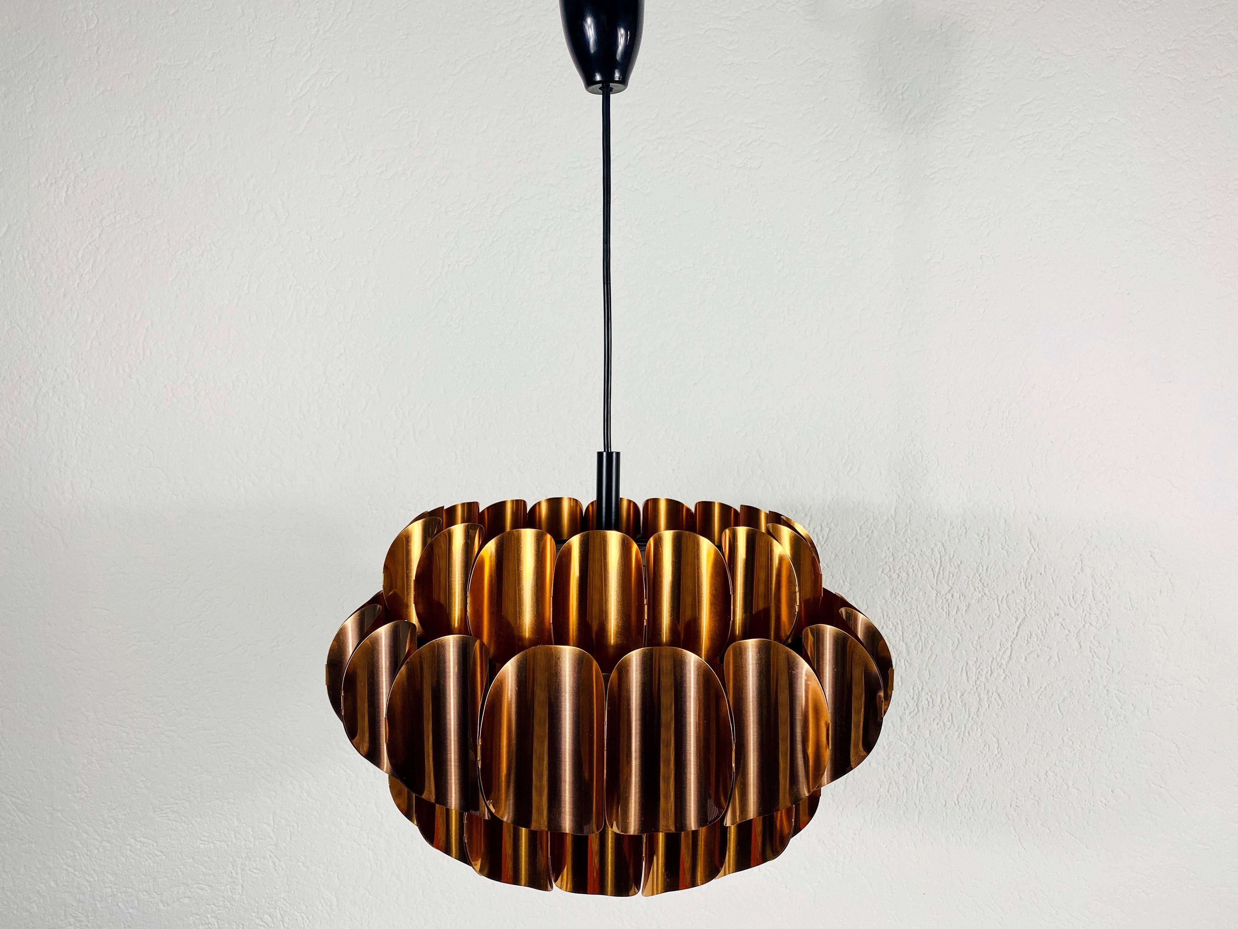 Copper pendant lamp by Temde in the 1970s.

Measures: Height of shade 26 cm

Max height 70 cm

Diameter 43 cm 


The light requires one E27 light bulb. Very good vintage condition.

Free worldwide shipping.
  