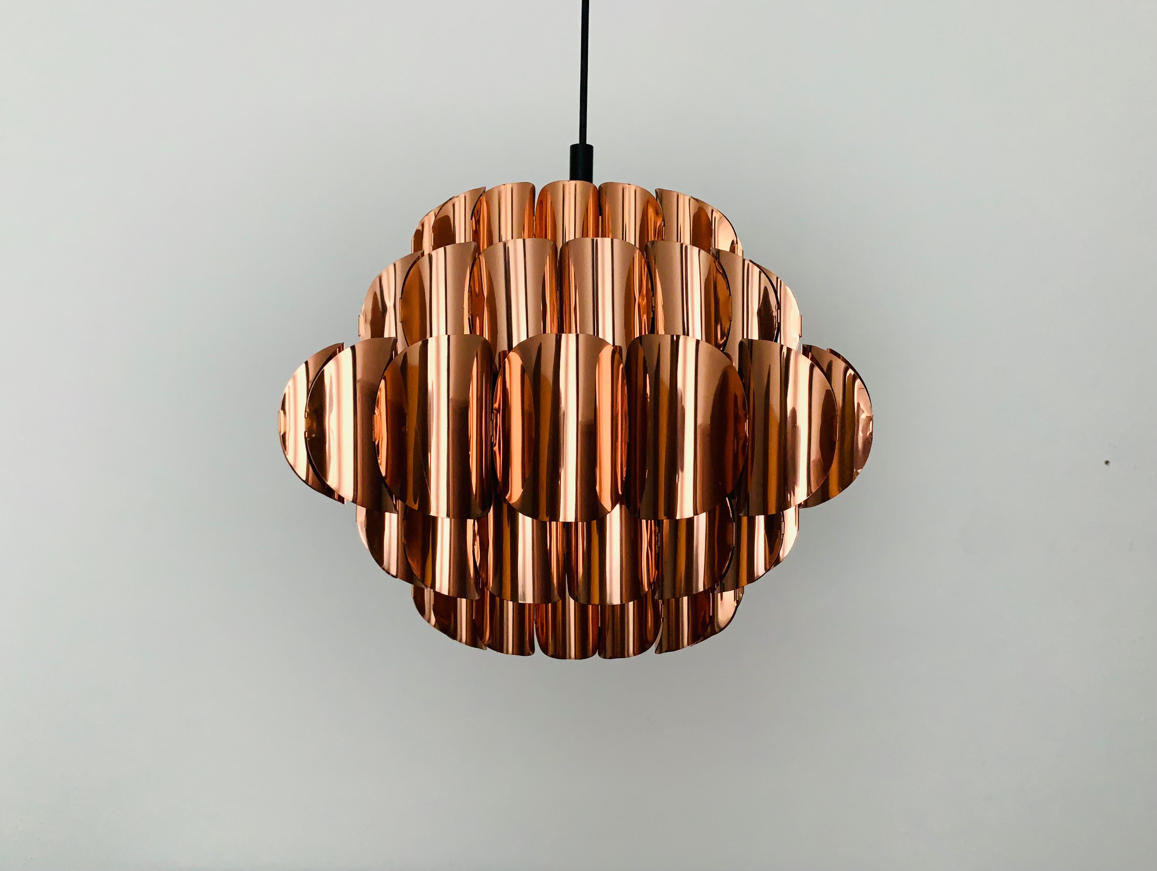 Wonderful copper pendant light by Thorsten Orrling from the 1960s.
Due to the extraordinary design and the great workmanship, the copper sparkles particularly beautifully.
The slats in 5 rows create a spectacular play of light in the