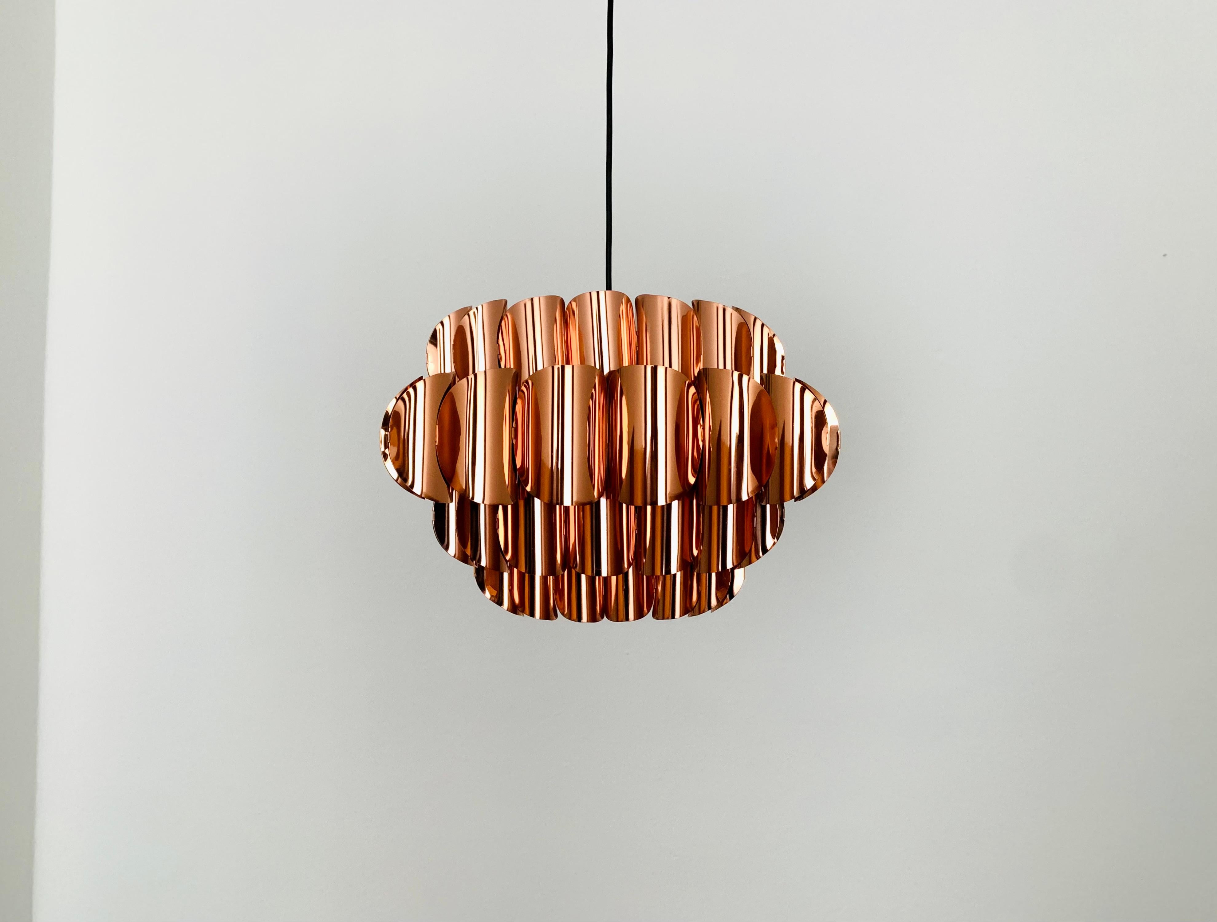 Wonderful copper pendant light by Thorsten Orrling from the 1960s.
Due to the extraordinary design and the great workmanship, the copper sparkles particularly beautifully.
The slats in 4 rows create a spectacular play of light in the