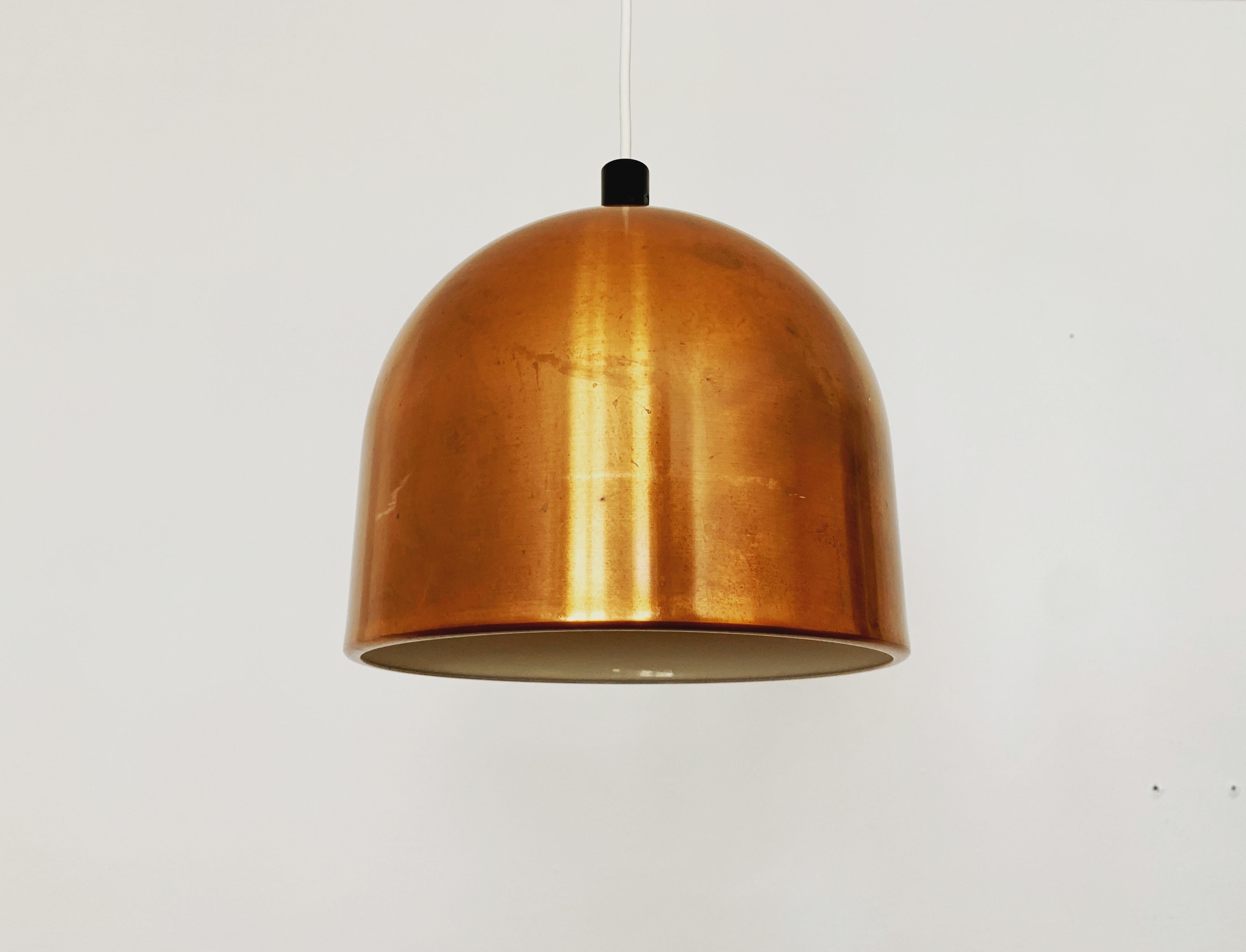 Splendida lampada a sospensione degli anni '60.
Il design molto contemporaneo crea un'atmosfera accogliente e diffonde un'incantevole luce calda.
I fori del paralume creano un piacevole gioco di luci sul soffitto.

Produttore: Staff
