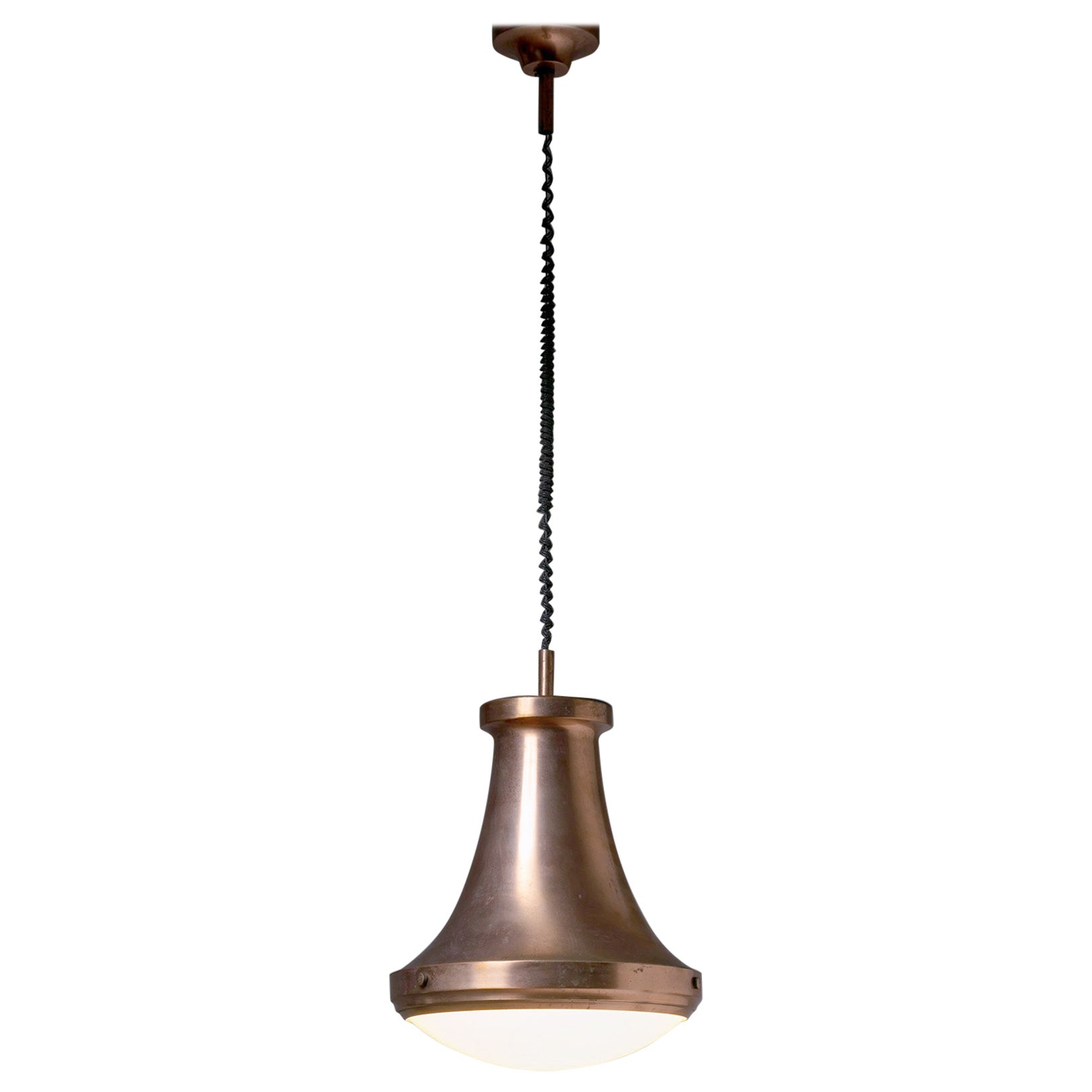 Lámpara colgante de cobre con gran cuerpo metálico, pantalla de vidrio esmerilado, Italia, años 60