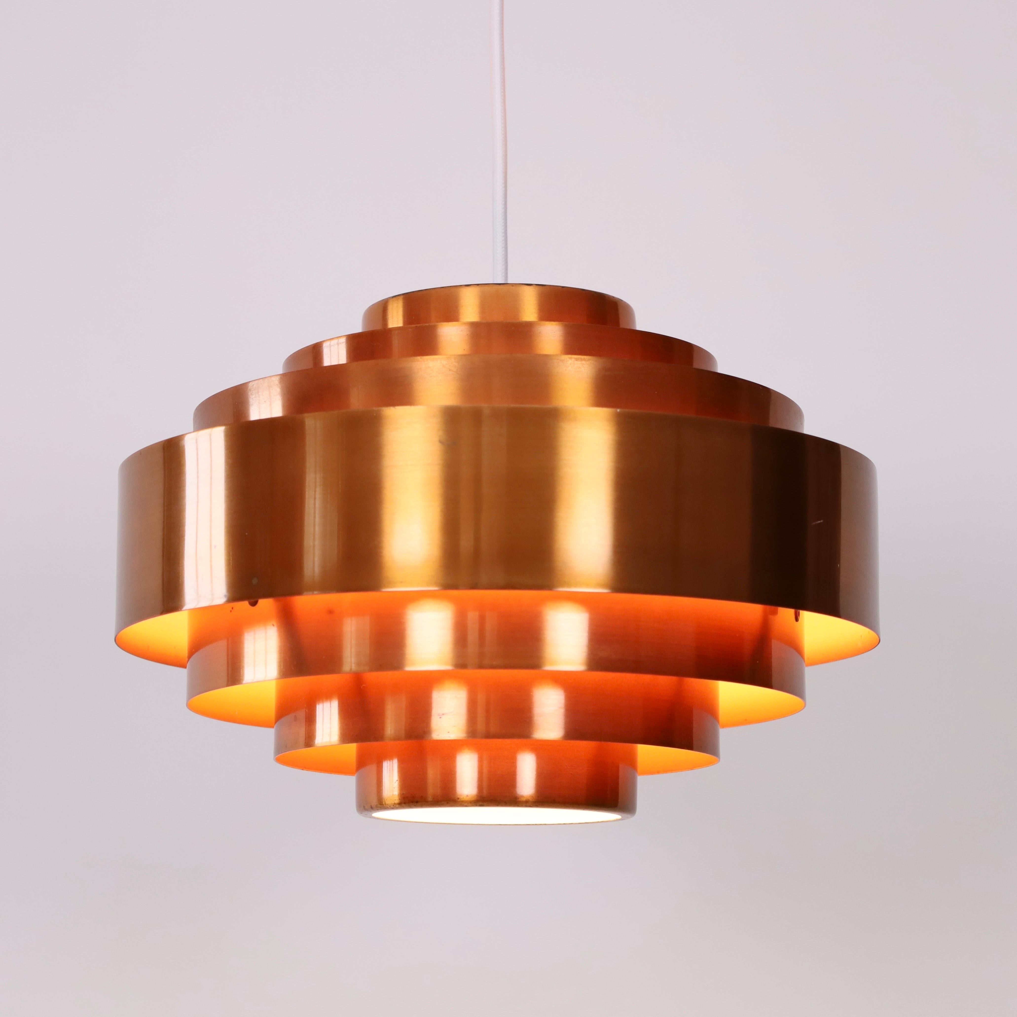 Un classico danese di Jo Hammerborg. Una luce calda per una casa bellissima.  

* Un pendente da soffitto in rame
* Designer: Jo Hammerborg
* Model No: Ultra
* Produttore: Fog & Mørup
* Anno: 1963
* Condizioni: Buone condizioni vintage. Alcuni segni