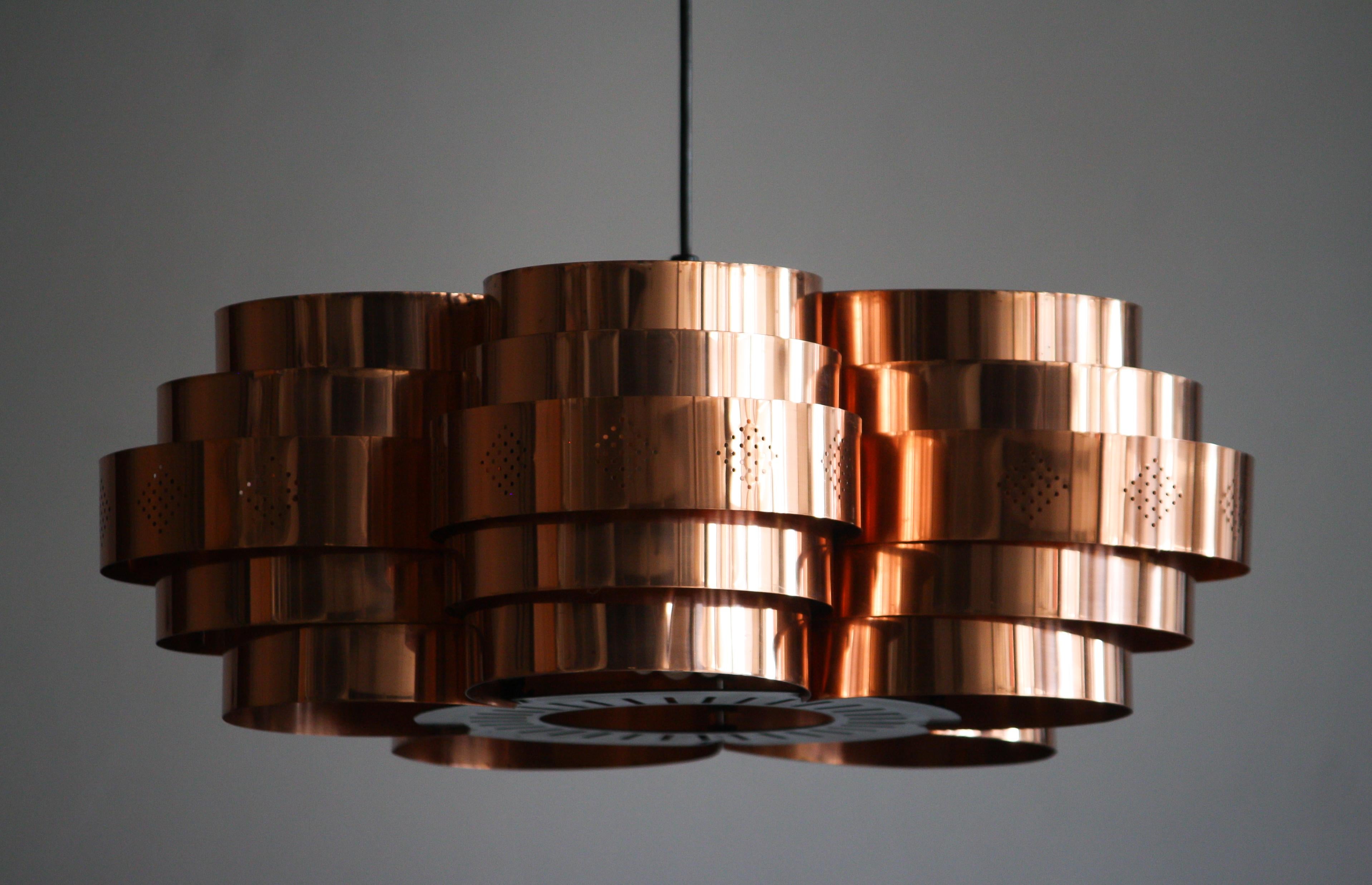 Beautiful copper pendant designed by Verner Schou and manufactured by Coronell Elektro, Denmark.
The lamp has a fabulous four-leaf clover shape with five variable tiers with giving a warm diffused lighting.
Period 1960s
Dimensions: H 19 cm, ø 50